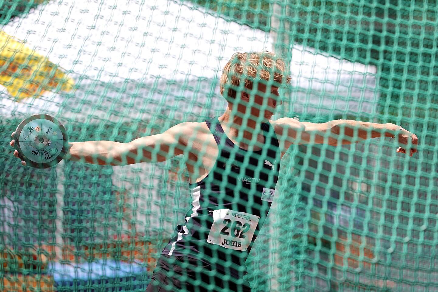 🏆 Erfolgreiches Finale beim LVN-Wurfcup! 🏆
Am vergangenen Wochenende fand in Leichlingen das große Finale des LVN-Wurfcups statt.
Aus fünf Wettbewerben gingen die drei besten Weiten in die Gesamtwertung ein – und dort setzten sich Phil Janitz und Marlene Gütschow eindrucksvoll durch. 💪🔥
✨ Marlene Gütschow holt sich den Gesamtsieg im Kugelstoßen 🥇 und sichert sich zusätzlich Platz 3 im Diskuswurf 🥉.
✨ Phil Janitz triumphiert gleich doppelt: Sieger im Diskuswurf 🥇 und Sieger im Kugelstoßen 🥇 – und damit auch Gesamtsieger der Wertung!
Ein starkes Ende einer spannenden Wettkampfserie – Glückwunsch an beide zu diesen Top-Leistungen! 🙌👏
📸 @dirkgantenberg
#leichtathletik #lvnwurfcup #kugelstoßen #diskuswurf #teamspirit