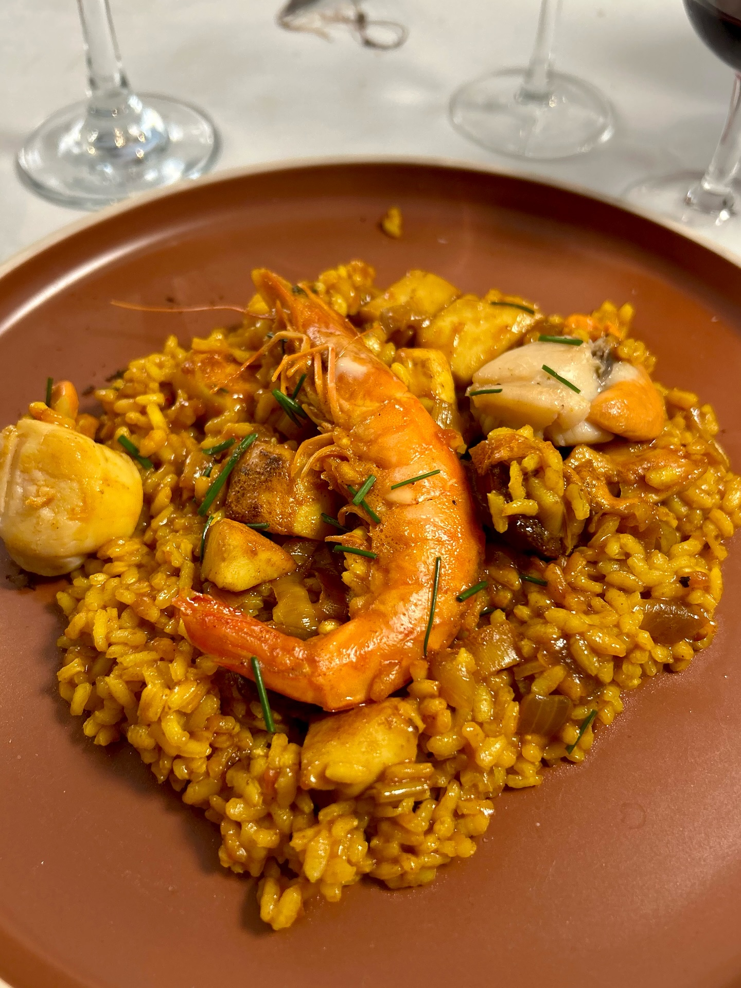 La paella aux Saint-Jacques : un incontournable de notre carte !
Une recette signature qui allie la générosité de la paella traditionnelle et le raffinement des Saint-Jacques…
Nous l’avons mise à l’honneur lors d’un moment unique 😍 : les 4 ans d’Alba 🎂🎉
👉 Disponible sur commande pour vos événements, sur Montpellier et alentours.
#paella #birthday #traiteurevenementiel #montpellierfood