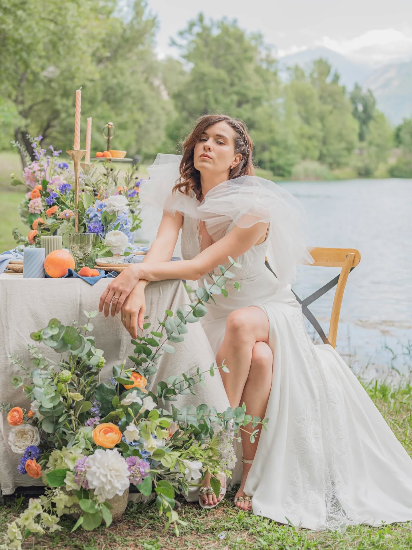 ✨ Passion ✨
Ce mot revient souvent dans ma vie.
On me demande parfois : "Mais tu n’es pas fatiguée ?
La vérité, c’est que quand on est porté par la passion, tout prend une autre dimension.
Ce n’est pas seulement un métier, un projet ou une décoration de plus. C’est une vibration, une énergie qui m’anime à chaque instant.
La passion, c’est ce qui me fait imaginer une ambiance jusque dans les moindres détails.
C’est ce qui me fait vibrer quand je vois des yeux s’illuminer devant une table, une cérémonie, un univers que j’ai façonné.
C’est aussi ce qui m’use parfois, parce qu’aimer profondément ce qu’on fait, c’est s’y donner sans compter.
Mais je ne connais pas d’autre chemin que celui-là : créer, ressentir, transmettre.
C’est ma façon à moi d’exister pleinement.
Et vous, quelle est votre passion ? 💫
--------------
@christelleoterostyliste
@jessica_buchot
@aurore.jacquelin
@peggy.n_artiste_florale
@muah.ludivine.niobe
@majolieboutique73