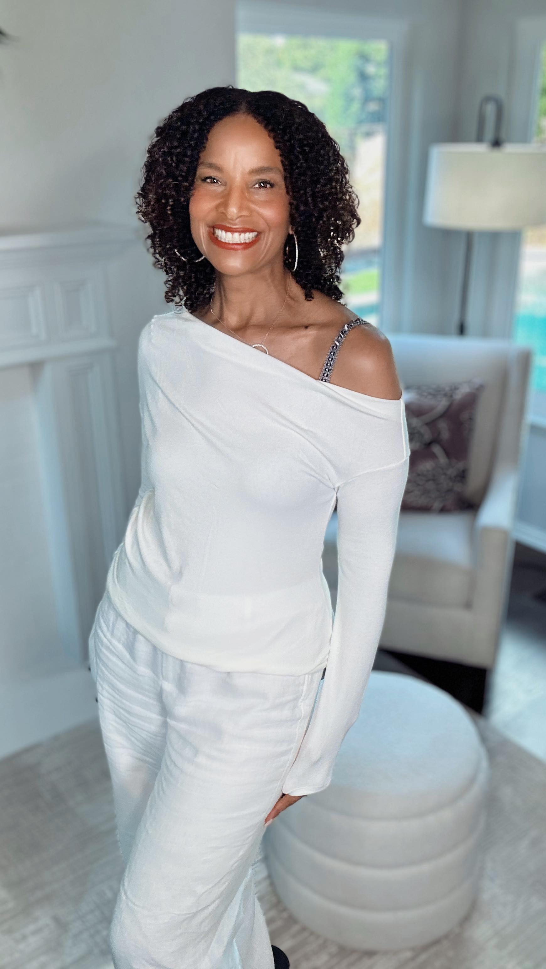 Who made these rules anyway? 🤷🏽
#brastraps #whiteafterlaborday #offtheshoulder #fashionaccessories