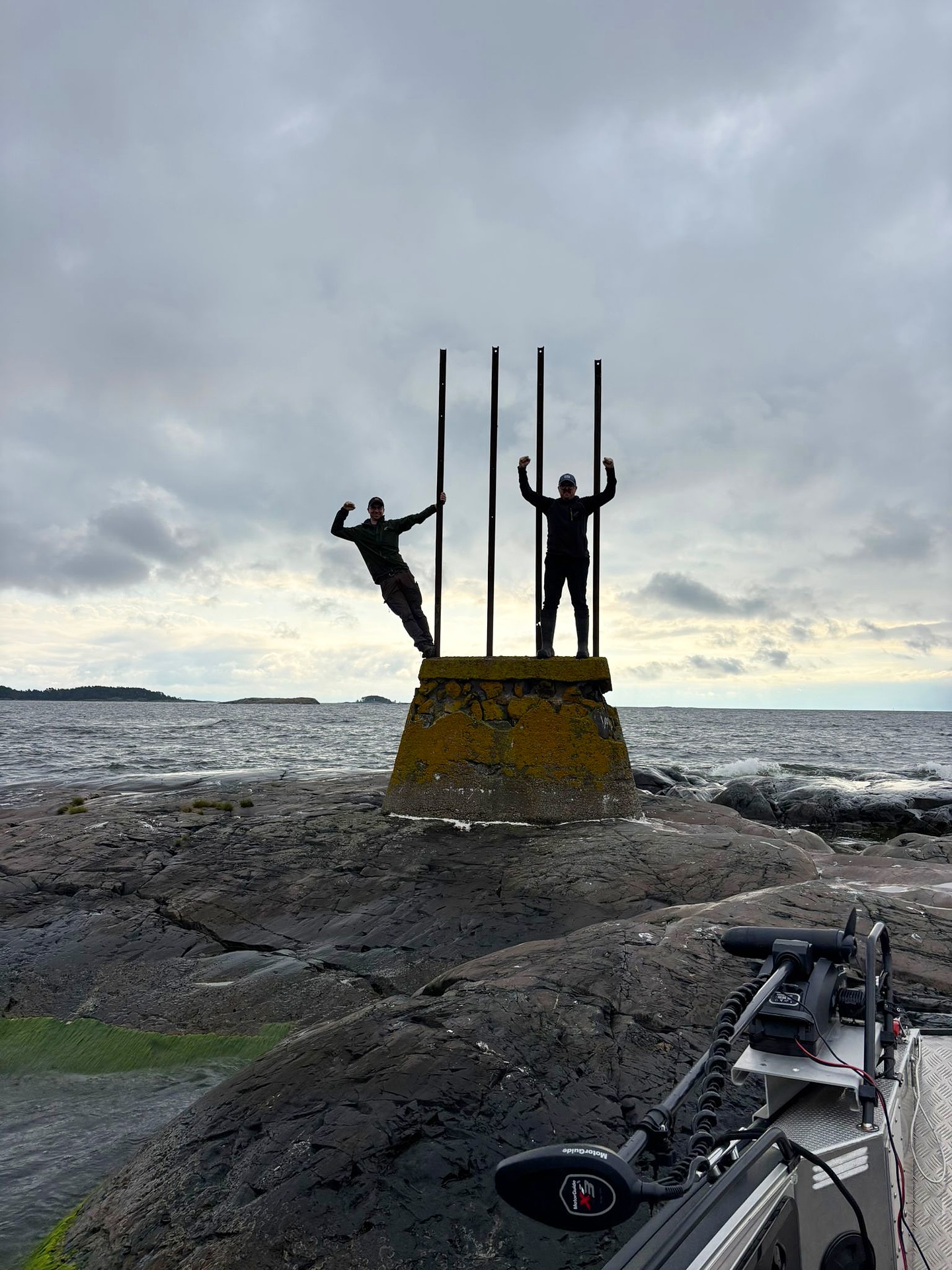 🌊🗺️ Geokätköily kohtaa saariston!
Viikonloppuna lähdimme vesille @ipoded ja @connyfinne kanssa – ja mukaan tarttui vino pino uusia kätköjä. 🔎✨
Geokätköilyssä tylsä rasia pensaan juurella ei riitä. Ei todellakaan! Kun luovuus ja avaruudellinen ajattelu yhdistyvät, syntyy salaperäisiä arkkitehtuurin mestariteoksia – piiloja kallioiden koloissa, puiden oksilla ja joskus jopa kaupunkien vilkkaimmissa nurkissa. Jokainen löytö on pieni seikkailu.
Näiden herrojen kanssa piilojen kekseliäisyys nousi aivan uudelle tasolle. 🙌 Kiitos Kimmo ja Conny – teidän kanssa luovuus virtaa kuin saariston aallot!
👉 Kiinnostaako kätköily? Ota meihin yhteyttä, niin autamme sinut alkuun ja viemme sinut vesille etsimään (tai piilottamaan) omia aarteita.
#SeaSport #fasteraluminiumboats #fasterworkboats #visitporvoo #visitpellinge #saarikätköily #geocaching #geocachingadventures #geokätköily