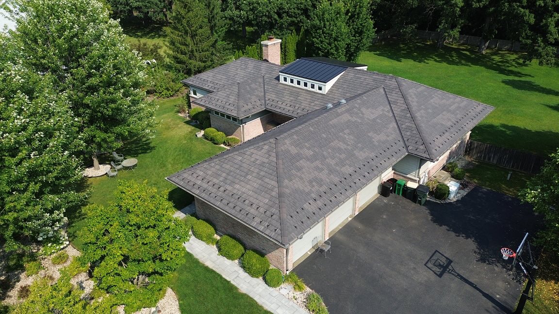 Beautiful DaVinci Roof installed in Libertyville by Midwest Cedar Roof Crew ! Color name Mountain select shake .
.
.
#midwestcedarroofmaintenance #davincishake #brava #homeimprovement #homedecorating #cedarshake #roofers
