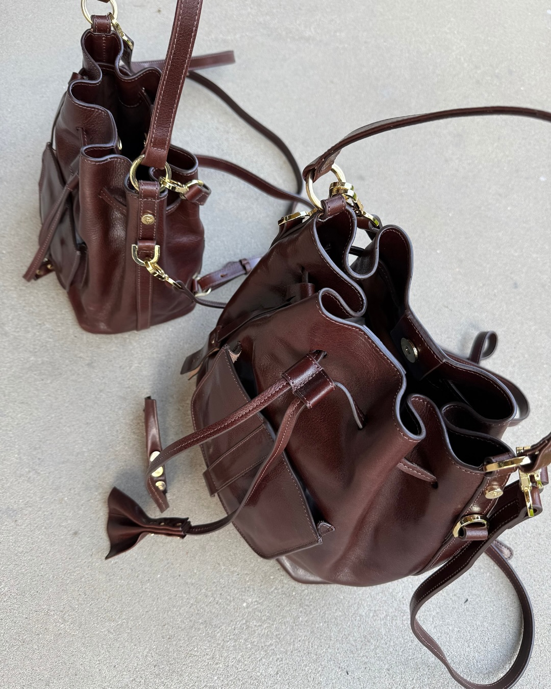 Klasyczny czy mini?
Dwa rozmiary, jeden ulubiony kolor — czekoladowy brąz.
Nasze worki ze skóry premium są dostępne od ręki.
Klasyczny — gdy potrzebujesz więcej miejsca i maksimum funkcjonalności
Mini — zgrabny i lekki, idealny na co dzień
Oba modele możesz nosić jako torebkę lub plecak. Styl, który dostosowuje się do Ciebie.
No to jak — klasyk czy mini?