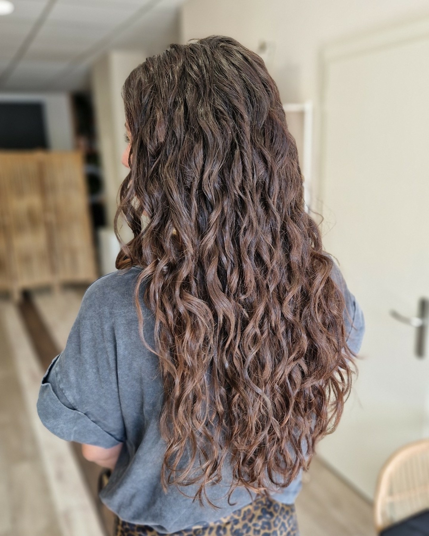 Des ondulations métamorphosées ✨
✂️ En retravaillant la longueur et la structure, on gagne en définition et en volume, tout en gardant leur douceur naturelle !