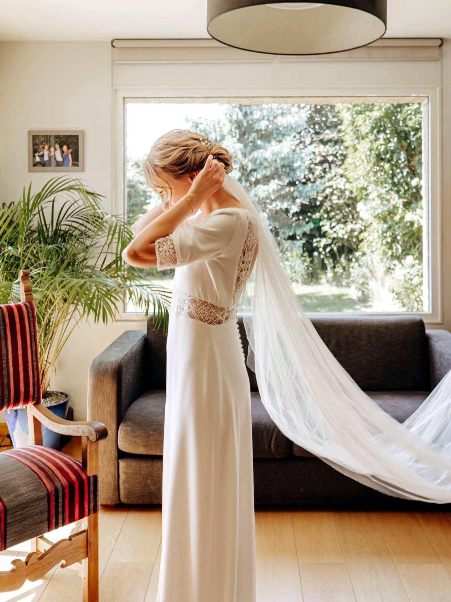 Lison 🤍
La douce Lison a choisi une robe en crêpe tout en délicatesse, un jeu de transparence avec un joli tulle brodé géométrique au niveau de la ceinture, des manches et du dos nu, un voile en tulle fin viens finir la tenue !