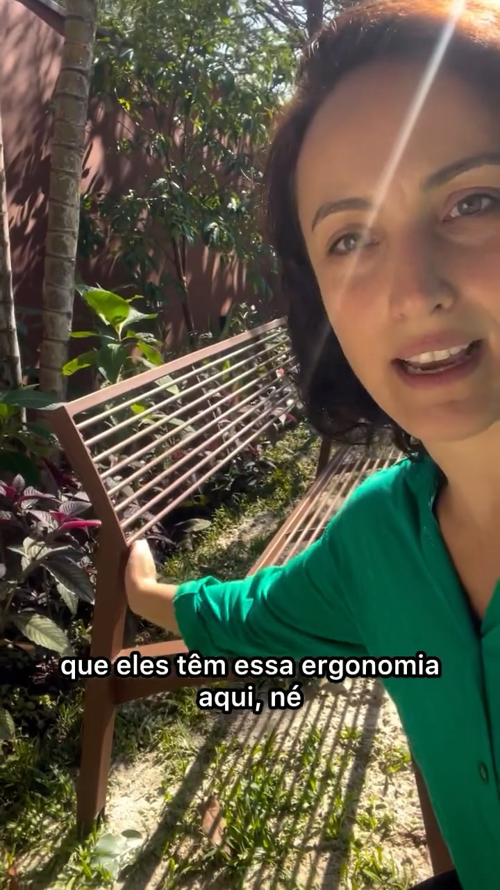 🇧🇷 Amamos os móveis externos usados neste projeto! Aqui um banco com encosto da @mmcite.br para trazer bastante conforto e acomodar os convidados desta família que adora fazer eventos! Colocamos também esta poltrona suspensa da @franccino.oficial que era o sonho de nossa cliente relaxar em uma destas para curtir o jardim.
.
🇬🇧We loved the outdoor furniture used in this project! Here’s a bench with a backrest from @mmcite.br to provide plenty of comfort and accommodate the guests of this family who loves hosting events! We also added this hanging chair from @franccino.oficial, which was our client’s dream—to relax in one of these and enjoy the garden.
#mobiliario #moveisexternos #paisagismo #jardimdecasa #jardimcolorido #reformaeconstrução #dicasdedecoração