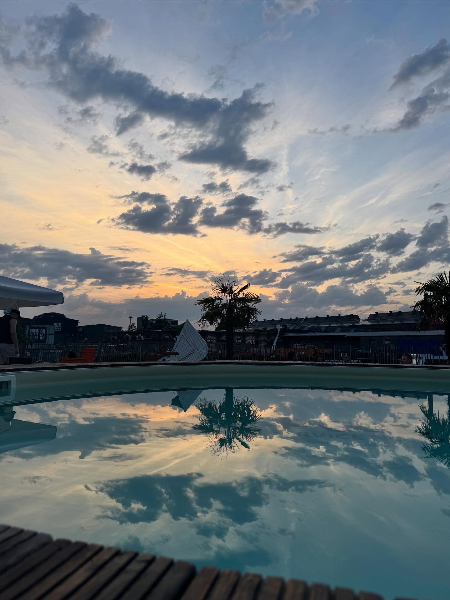 Karibik? Hawaii? Braucht ihr nicht – die schönsten Sonnenuntergänge gibt’s mitten in Lübeck, im Strandsalon. 🌅 😋
#sonnenuntergang #lübeck #strandsalon