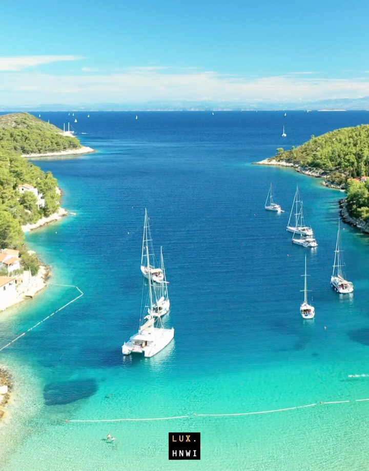 Verão na Croácia: mar cristalino, vilas escondidas e experiências que só contamos aos nossos clientes. ✨
• Explorar cachoeiras intocadas e rios que parecem saídos de um filme. 🌊
• Entrar em fortalezas históricas com vistas que param o tempo. 🏰
• Ilhas quase desertas onde o Luxo é discreto e o ritmo, seu. ⛵
• Praias selvagens, enseadas privadas e trilhas que terminam em paisagens surreais. 🥾
• Cidades costeiras com gastronomia local elevada ao extremo: perfeitas para jovens em busca de aventura e para quem prefere conforto sem alarde. 🍷
Parte do #EssenceJourneysJapan — visitamos o pavilhão da Croácia na EXPO Osaka para garimpar essas experiências e transformar em roteiros exclusivos. 🇭🇷➡️🇯🇵
Quer o roteiro secreto completo? Envie DM ou clique no link na bio para acesso exclusivo aos nossos itinerários sob medida. 🔒✉️
#EssenceJourneys #ViagemDeLuxo #Croácia #VerãoEuropeu #HiddenGems #ViagemExclusiva #ExpoOsaka