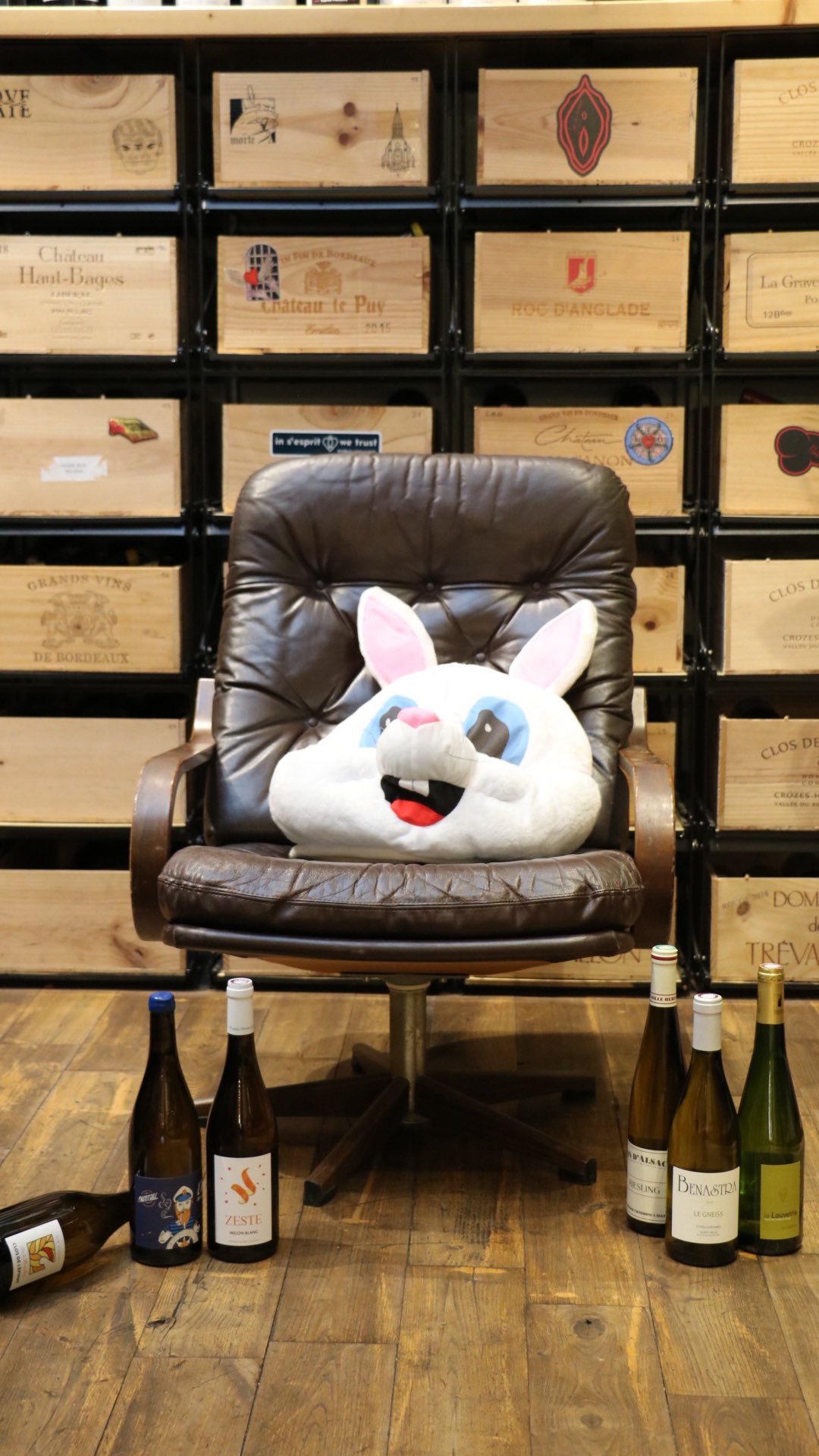 Pour cette seconde édition on ne se refuse rien 🐰
On ne vous cache pas qu’on a pris un certain plaisir à réaliser cette vidéo avec notre tête de lapin et notre caviste préféré @labouchonnerie
Rendez-vous pour cette soirée qui s’annonce sauvage avec une sélection de jolis canons par Damien qui sera en salle avec nous, puis un blintest musical autour du bar avec des lots très cool à gagner !
Réservation chaudement conseillée
Bisous les sauvageons
#annecy #bistro #cave #takeover #restaurant