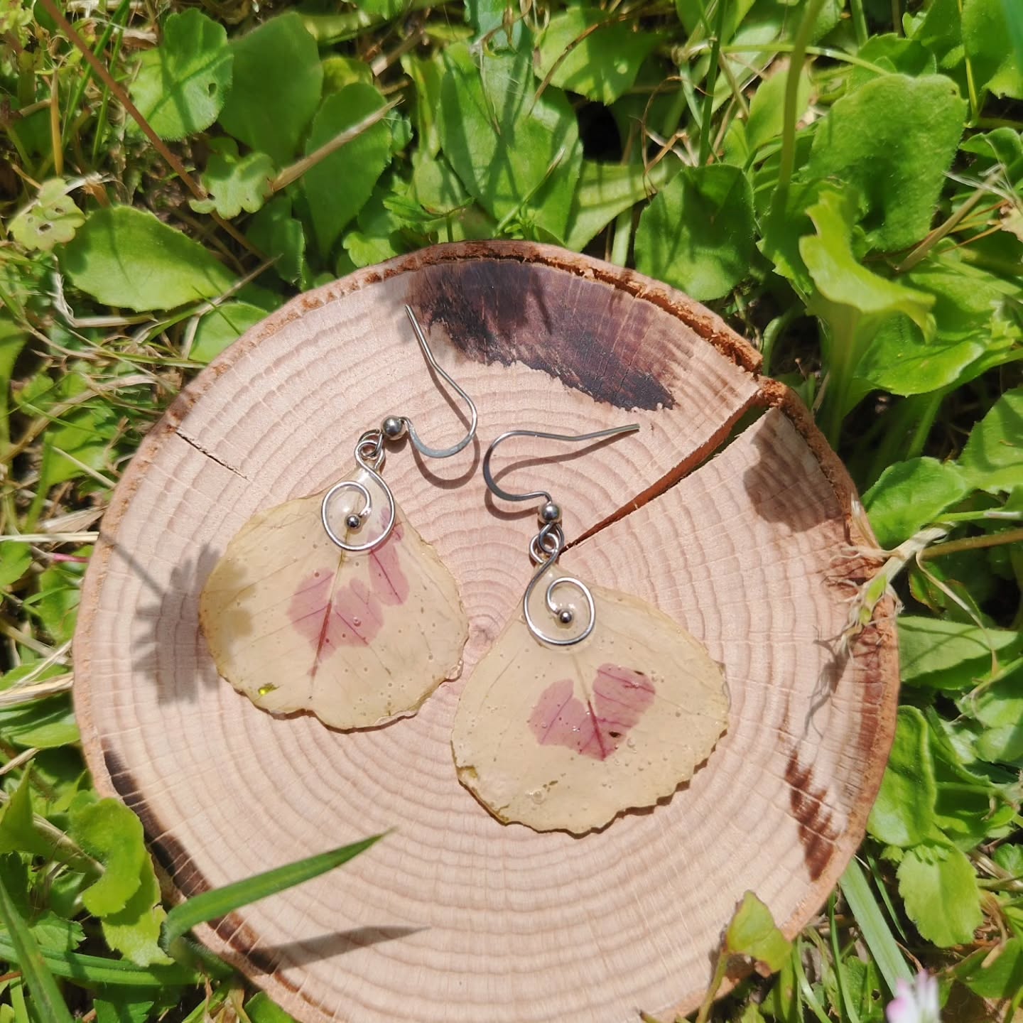 Cloverleafs for your ear!
Shop on my webside.
Link in my bio.
#earrings #nature #selfmade #resinart #design