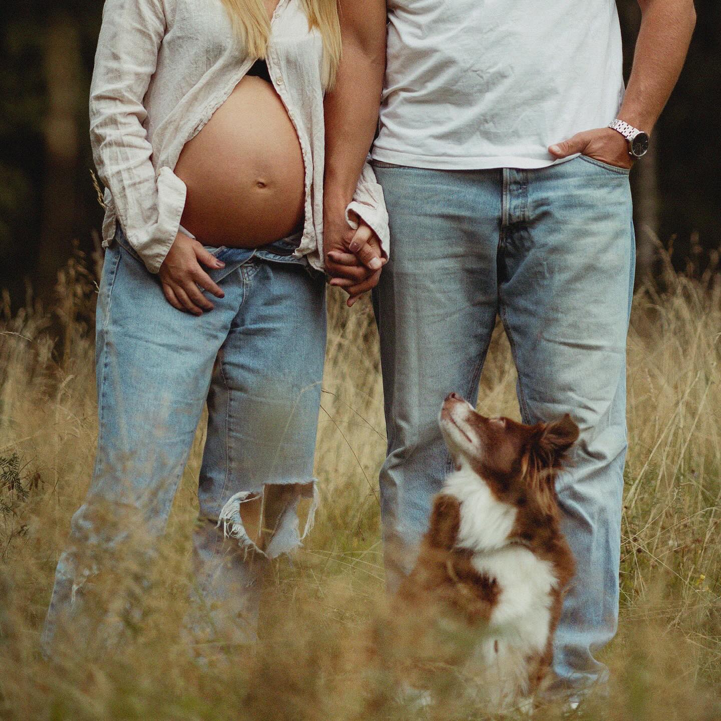 ✨ Liten livsuppdatering ✨
Det har varit tyst här ett bra tag – och det beror på att jag har haft fullt upp med att vänta en liten tvåbent nykomling och tappade även inspiration till inlägg🤰🏼💛
Jag tar fortfarande emot hundar för rehab och friskvård fram till början av november (om allt går som planerat) och därefter tar jag en liten paus för att vara ledig men finns fortfarande på telefon eller mejl vid funderingar eller pågående rehabplaner. Efter det kommer jag tillbaka och tar emot kunder i den takt som funkar.
Så om du funderar på att boka eller vill lägga upp en plan för din hund framöver – hör av dig, så hittar vi en lösning tillsammans! 🐾