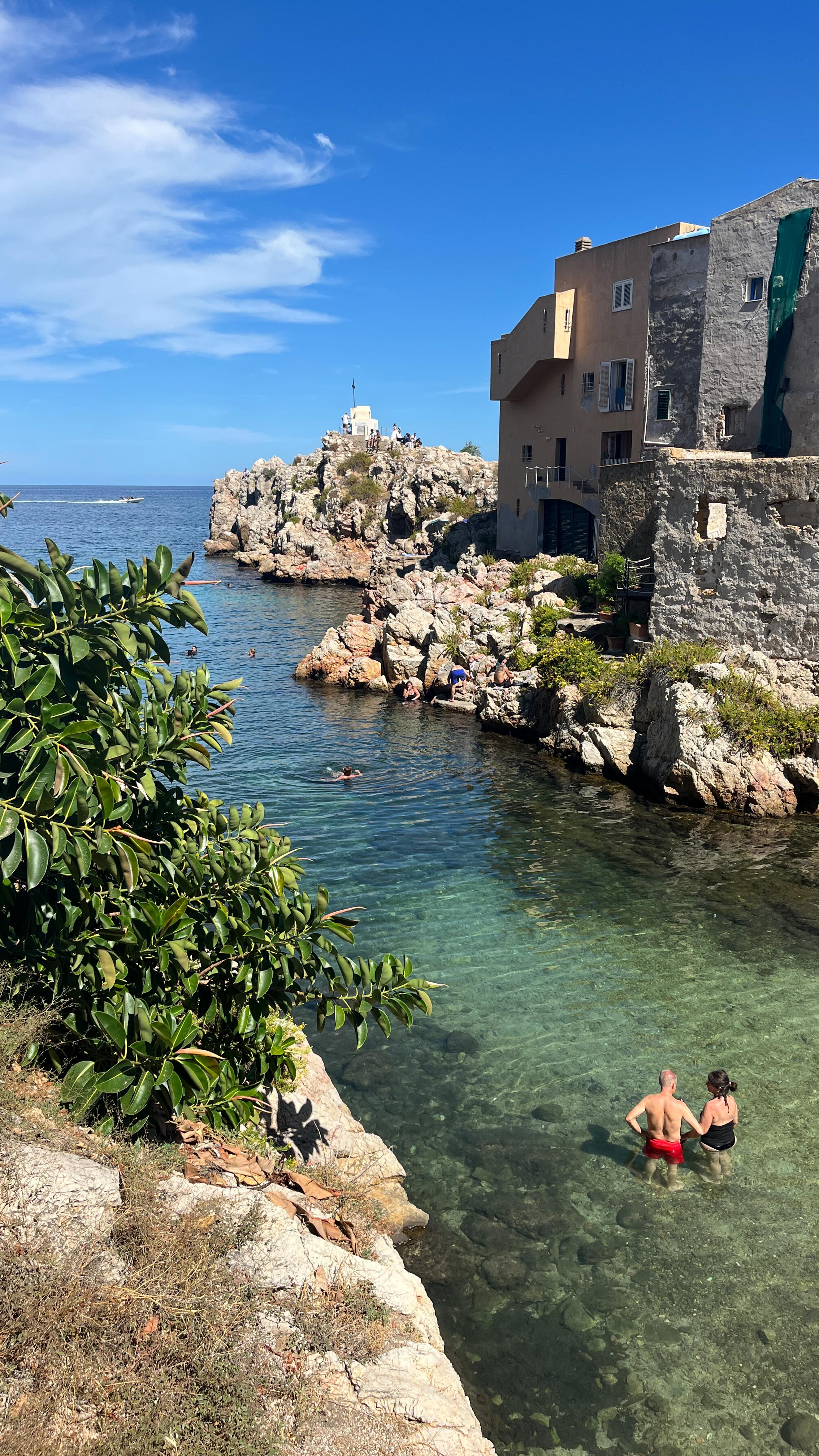 Auf unserer Reise „Von Palermo bis Cefalù“ haben wir das zweite Quartier in Porticello bezogen. Wir bummeln durch das pittoreske Fischerdorf, essen Eis im Hafen und flanieren die Küstenpromenade entlang bis zur Caletta Sant’Elia. Herrliche Buchten und einladende Strände begegnen uns auf unserer Tour. Ein ganz entspannter Tag geht zu Ende. What a day!
#sizilien #porticello #kleinegruppen #reiseundfotografie