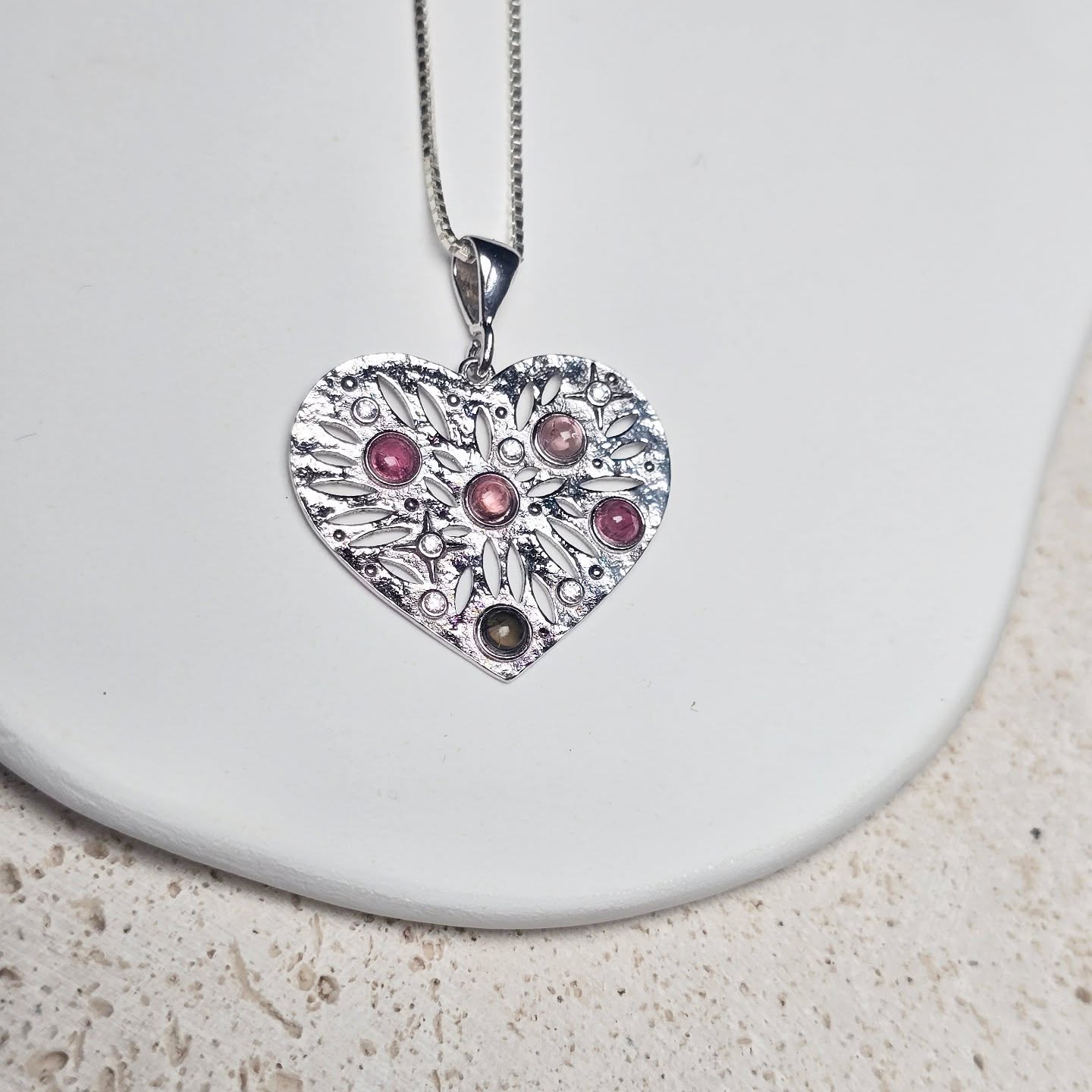 Turmalin Heart
Länge: 45 cm
Edelsteine: Turmalin | Zirkonia
Material: Sterling Silver 925
Bei Interesse schreibt uns - DM 📨
Alle Preisangaben 💵 findest du auf unserer Homepage www.machic.ch ✨️
Turmalin wird nachgesagt, eine beruhigende Wirkung auf Geist und Nervensystem zu haben, Stress abzubauen und die Konzentration zu steigern. Generell soll Turmalin das emotionale Gleichgewicht fördern, die Selbstakzeptanz stärken und körperliche Beschwerden wie Kopf- oder Gelenkschmerzen lindern. Er kann die Durchblutung verbessern, den Stoffwechsel anregen und die Energie im Körper harmonisieren.
#machic #edelsteine #frühling #silberschmuck #silver #jewelry #925silver #vergoldet #schweiz #necklace #goldjewellery #halskette #kreation #jewellery #jewelry #machic #armkette #armband #schweiz #zürich #einzelstück #silberschmuck #schmuck #versand #bracelet #choker #silver #silber #925silver #charm #deutschland #edelsteine #925silber #individuell #edelstahl