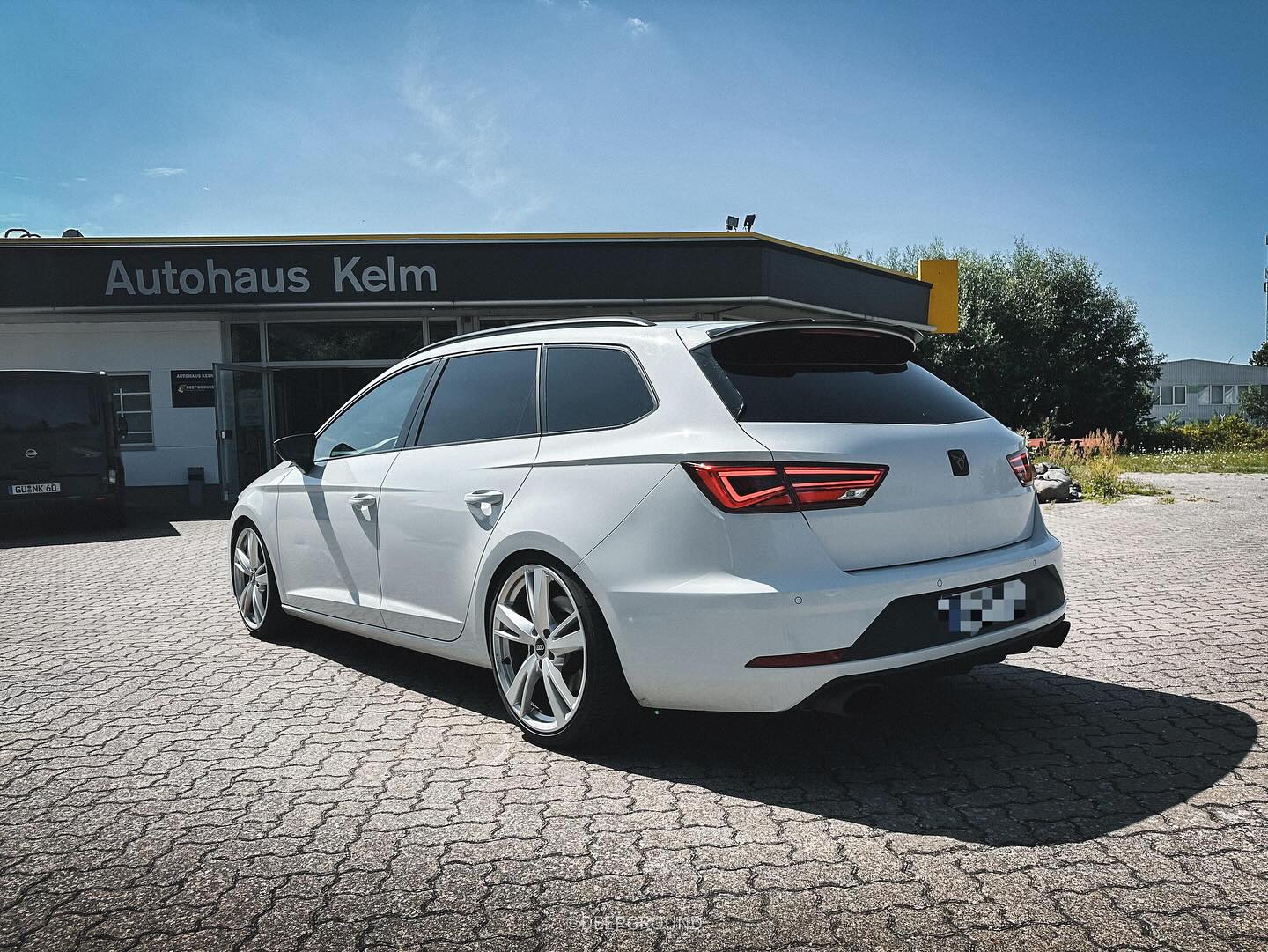 Scheibentönung 95%. Zusätzlich gab es einen Scheibenkeil.
Danke für dein Vertrauen! 😋
___________________________________________________ #deepground #seat #leon #wrappedcars #turbo #staydeep #lowlife #lowstance #slammed #white #carporn #cars #wrapped #seatleon #wrappedworld #folierung #leon5f #cupra #motorsport #avery #low #bagged #seatleonfr #stancenation #perfection #seatleon5f #insta #instagood #follow #picoftheday