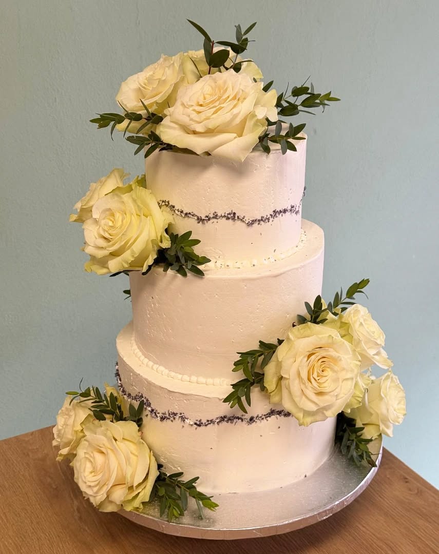 Svatební dort #svatebnidortszivymikvety #weddingcake #svatebnidort #sladkepohladi