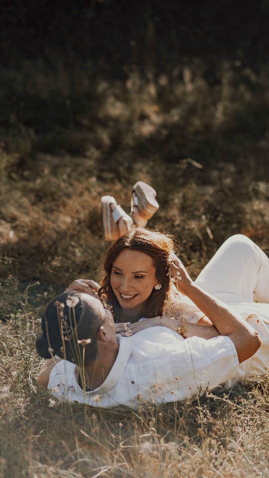 Leurs âmes se sourient ...✨
Lumière dorée, regards complices et rires… une histoire d’amour sincère.
Un an tout juste avant leur mariage, nous avons immortalisé ces instants précieux lors de leur séance engagement.
Je suis déjà impatiente de les retrouver pour continuer à raconter leur jolie histoire.
#séanceengagement #Goldenhour #PhotographeMariage #Futuremariés #photographeroanne #roanne #amoureux