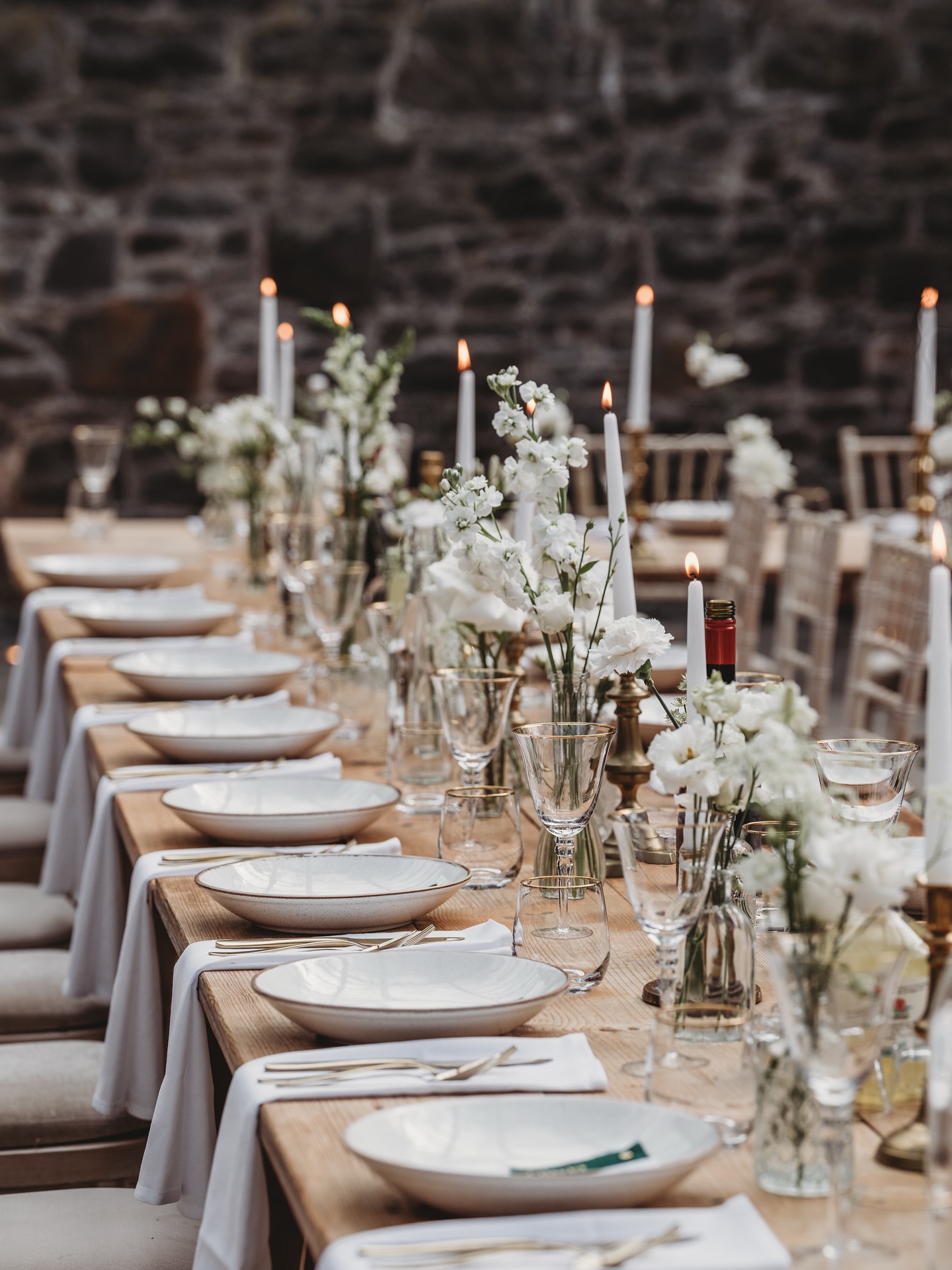 Bud vases & flickering candles… a pairing that continues to be super popular for weddings.
They work so well for trestle tables or with sharing food plates, allowing plenty of room to manoeuvre whilst still having a stunning table display. ✨
@emmashaw_photography_
@plasdinamcountryhouse
@wildgarliceventcatering
@emmajanedesigns
@tipplescateringhire
@mia_lambert