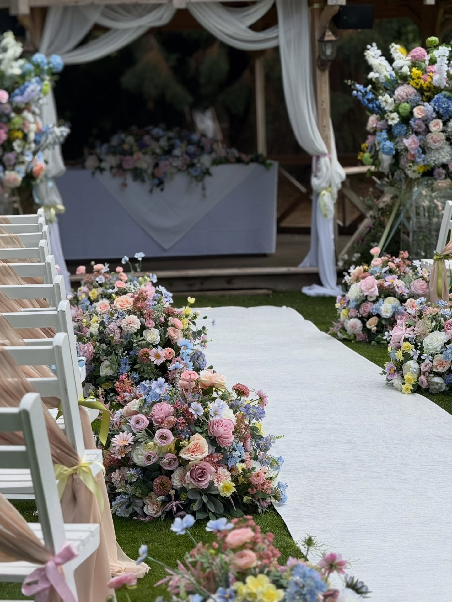 Your wedding ceremony space isn’t just a location, it’s ‘THE’ location of your entire day.
It’s where you’ll exchange your vows, make your grand entrance, and share that first kiss as a married couple. Dressing this area beautifully matters because:
It’s the heart of your story. Every guest’s eyes are on this spot, your photos and videos will forever capture it as the backdrop of your “I do.”
It sets the tone. A thoughtfully styled ceremony space instantly creates the atmosphere you dreamed of, whether it’s romantic, modern, rustic, or glam.
When you elevate your ceremony location, you’re not just decorating, you’re creating memories and timeless images you’ll treasure forever.
🌸 by @tj_designer_weddings
#coveritweddings #coverit #wedding #weddinginspiration #weddingatyling
#WeddingPlanning #CeremonyDecor #WeddingInspiration