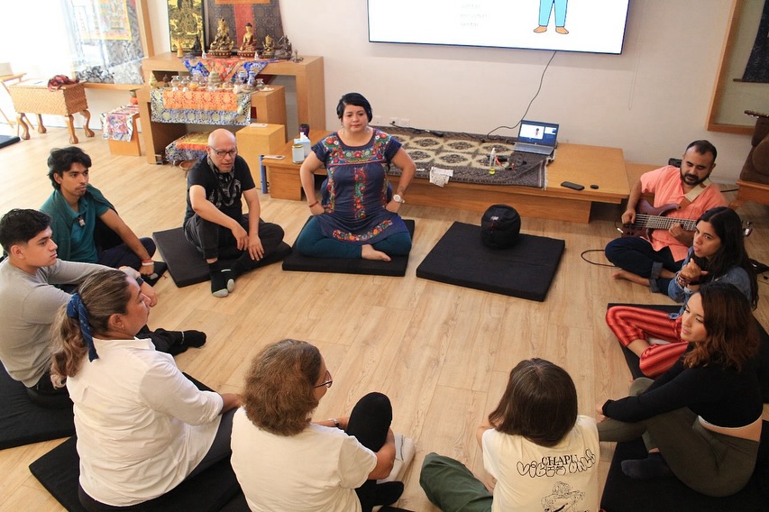 Parte del curso de “Cantos y Juegos para cultivar la calma”, con @lou_psicologia_sexualidad en @casatibet.gdl