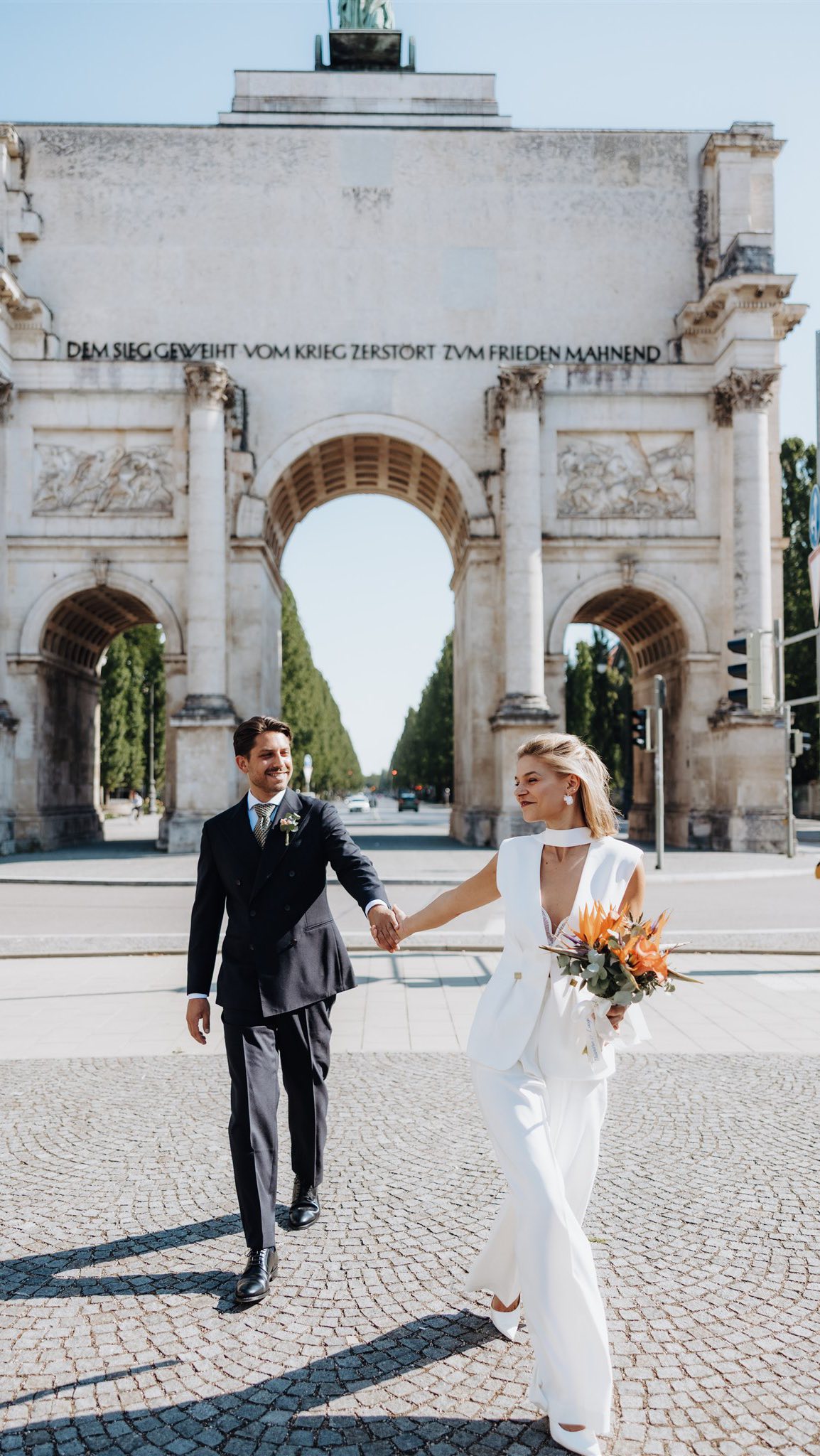 ✨POV: Dein Wedding Day in München ✨
Am Siegestor haben die beiden pure Liebe gefeiert – und ich durfte dabei sein. 💫
Und das Schönste: Am Wochenende geht’s weiter an den Gardasee. Dort warten Dolce Vita, Aperol, Tanzen bis in die Nacht und noch mehr unvergessliche Momente. 🥂🇮🇹
Ich freue mich so sehr auf euch🤍
#munichwedding #hochzeitsinmünchen #siegestor #munichlove #munichphotographer #munichphotography #gardaseewedding #lakegardawedding #destinationweddingphotographer #destinationweddingitaly #italianwedding #italianvibes #dolcevita #aperolspritztime #dancingthroughtheday #weddingmoments #weddingphotomagic #modernweddingphotography #luxuryweddingphotographer #authenticweddingphotography #weddinginspiration #munichbride #italianbride #weddingstory #lovestoryphotography