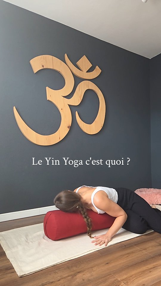 Le Yin yoga c'est quoi ?
C'est sortir du faire et entrer dans l'être 🤍
Une invitation au relâchement physique et mentale. C'est abandonner son corps et accueillir les sensations. En conscience avec son corps, ses sens, sa respiration.
Un temps pour revenir à soi, pour méditer, pour relâcher les tissus profond du corps... et faire circuler l'énergie ✨️
Une pratique douce qui peut devenir intense. L'inconfort s'invite parfois dans le corps lors de certaines postures. Comment réagissons nous face à l'inconfort ? Souvent nous cherchons à le fuir. Le Yin yoga nous invite à l'explorer, à l'accueillir. Toujours dans le respect de ses propres limites et dans la bienveillance envers soi-même.
Le Yin yoga c'est une expérience à vivre. Je te guide avec douceur lors de mes cours. Des accessoires sont proposés pour soutenir et améliorer certaines postures.