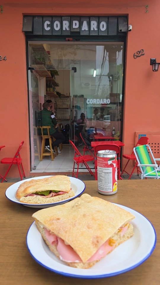 Tem um lance em ver amigos que são família realizando sonhos.
Quando o sonho deles é gostoso e se torna seu doce favorito é melhor ainda.
Tenho o privilégio de ter irmãos soltos no Mundo e que por sorte do destino, estamos de volta a mesma cidade e ao mesmo bairro.
O @cordaro_panini surgiu da força da união desse casal que poderia dizer fofo, mas na real são foda mesmo.
Vida longa turma. Viva vcs. Axé!
Que a Mortadela com a Stracciatella abram os caminhos de cada um que passar por esse portal!