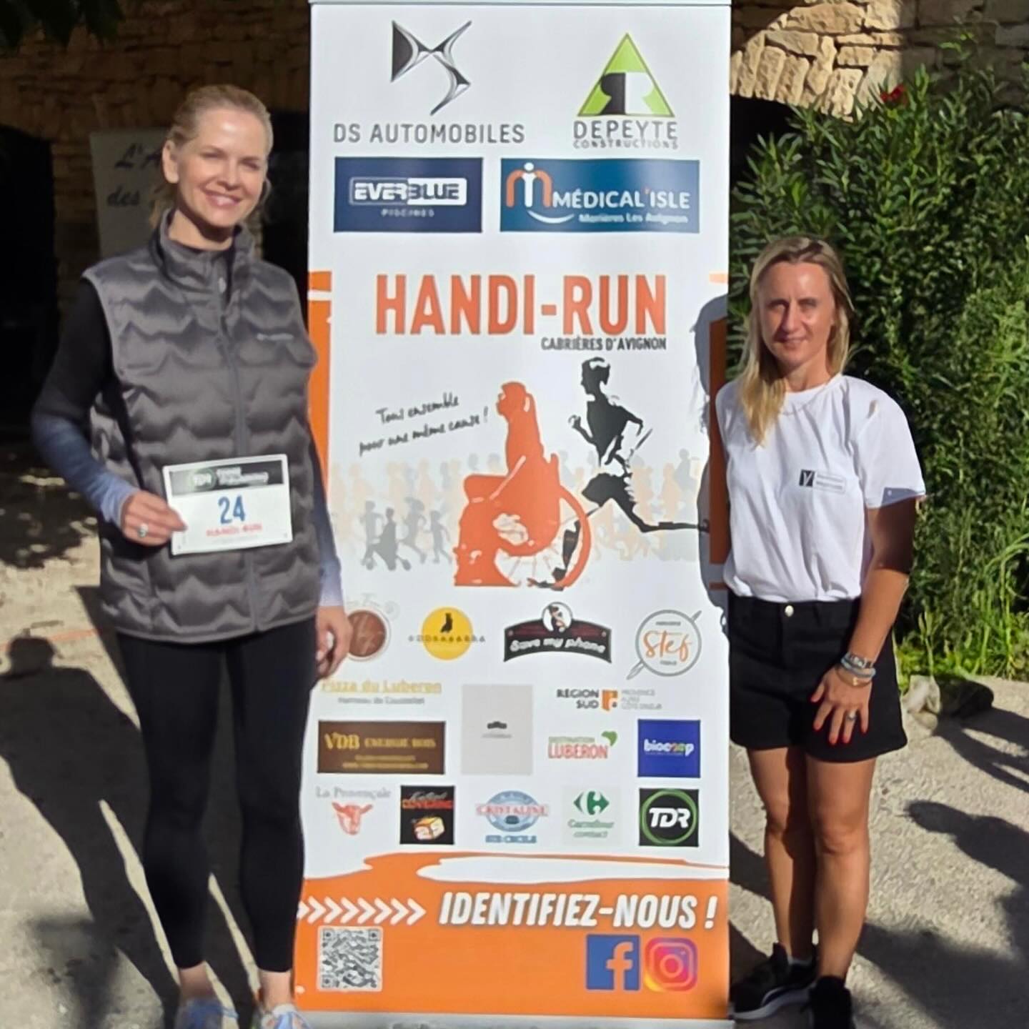 L‘édition 2025 de la Handi Run a mis en avant l’esprit sportif et la solidarité entre les personnes en situation de handicap et les valides.
✨Princesse Naomi d’Orléans 🏃♀️➡️👨🦽➡️Marraine
Handi Run 2025 ✨
La Princesse Naomi d’Orléans, est une sportive de haut niveau et une femme engagée.
Après avoir été vice-championne d’Allemagne en saut en hauteur, elle s’est par la suite illustrée dans le tir sportif de vitesse, représentant Monaco aux championnats d’Europe et du monde.
Au-delà de ses performances sportives, la Princesse Naomi s’engage en mettant son énergie et sa notoriété au service de causes solidaires. Très investie dans la promotion du sport comme outil d’inclusion, elle s’est impliquée notamment au sein du « Special Olympics », une organisation internationale qui œuvre pour l’intégration des personnes qui souffrent d’handicap mental à travers la pratique sportive.
Son parrainage du Handirun à Cabrières d’Avignon s’inscrit dans cette même volonté : encourager la solidarité, dépasser les différences et promouvoir la mobilité pour tous.
*****************************************
#charlesphilippedorleans #princecharlesphilippedorleans #princecharlesphilippe #princedorleans #ducdanjou #naomidorleans #naomivaleskadorleans #princessenaomidorleans #princessenaomi #princessedorleans #duchessedanjou #dynastiecapetienne #huguescapet#maisonroyaledefrance #france #monarchy #royalfamily