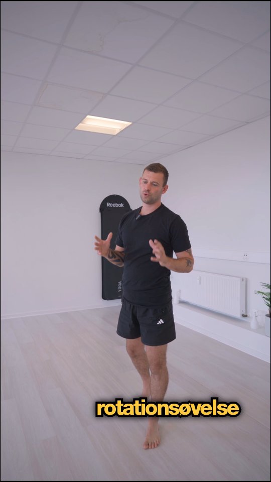 Dyrker du sport med retningsskift og dynamiske bevægelser? 🏃
Ja! Et af de vigtigste koncepter, når vi dyrker motion, er evnen til at kunne skifte vægt fra side til side.🤸
Over de næste 2 reels vil vi dykke ned i netop det.
Så kunne man måske tænke:
"Hvad skal jeg bruge det til" ? 🤔
Det vil jeg svare dig på:⬇️
Ved næsten alle dynamiske bevægelser, hvor vi skifter retning og roterer, har vi brug for at kunne flytte vægten mellem kroppens to sider – og samtidig time bevægelserne mellem over- og underkrop.
Du har sikkert oplevet, når du dyrker sport, at du kommer ind i en følelse af flow i dine dynamiske bevægelser. Der hvor man tænker:
“Wow, det føltes let!” 👑
Det er præcis dér, vægtskift og timing spiller sammen.
Og det er den følelse, vi gerne vil skabe mere af!
Den øvelse, jeg vil vise dig, kan hjælpe dig med netop det.
Hvis du har spørgsmål eller brug for hjælp, så send mig en PB 🙌➡️
#rotation #bevægelse #biomekanik #vægtskifte #viralreels #holisticcoaching #holdning #smertefri #gaitcycle #århus
#københavn #breathing #performance #balance