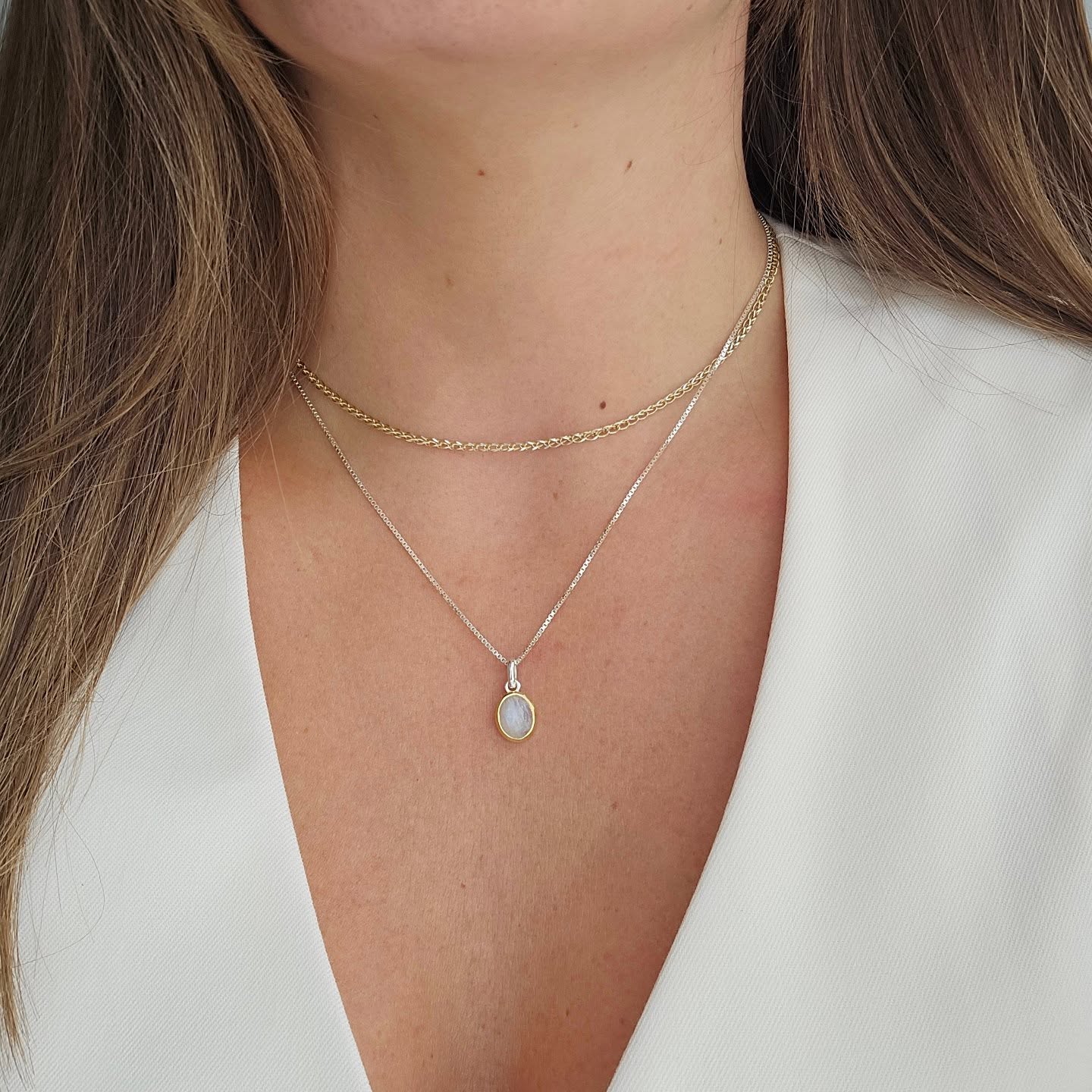 Cloé midi ✨️
Länge: 44.5 cm
Edelsteine: Mondstein
Material: Sterling Silver 925
Anhänger: Ovaler Mondstein
Fassung 14 Karat gold plated
Halskette: Box Chain
Bei Interesse schreibt uns - DM 📨
Alle Preisangaben 💵 findest du auf unserer Homepage www.machic.ch ✨️
Diese Box Chain Goldkette mit einem schimmernden Mondstein-Anhänger ist das perfekte Accessoire für alle, die zeitlose Schönheit lieben. Der Mondstein reflektiert das Licht mit einem sanften Glanz und verleiht jedem Outfit eine edle und feminine Note. 🌙💫
#machic #edelsteine #mondstein #silberschmuck #silver #jewelry #925silver #vergoldet #schweiz #necklace #goldjewellery #halskette #kreation #jewellery #jewelry #machic #halskette #armband #schweiz #zürich #einzelstück #silberschmuck #schmuck #versand #bracelet #choker #silver #silber #925silver #charm #deutschland #edelsteine #925silber #individuell #edelstahl