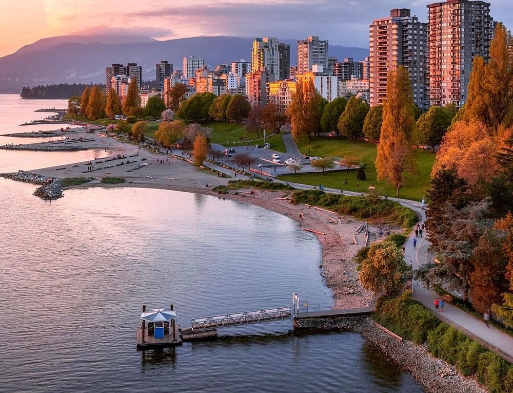 Vancouver, Canada: uma cidade multicultural e segura, onde o inglês não está em sala de aula. Está na padaria, no parque, no metrô, na conversa com o vizinho.
E é exatamente o tipo de ambiente que a minha abordagem precisa pra funcionar de verdade.
Em maio de 2026, um pequeno grupo de profissionais brasileiros vai viver o inglês lá. Não estudar, não "praticar". Viver. Com programação pensada, contexto real e acompanhamento direto.
Não é turismo. Não é intercâmbio. É imersão com método.
Se você já sabe que aula genérica não te leva a lugar nenhum, talvez seja hora de tentar outra coisa.
Vagas são limitadas by design. ✈️
#livethelanguage #vancouver #canada #EnglishInCanada