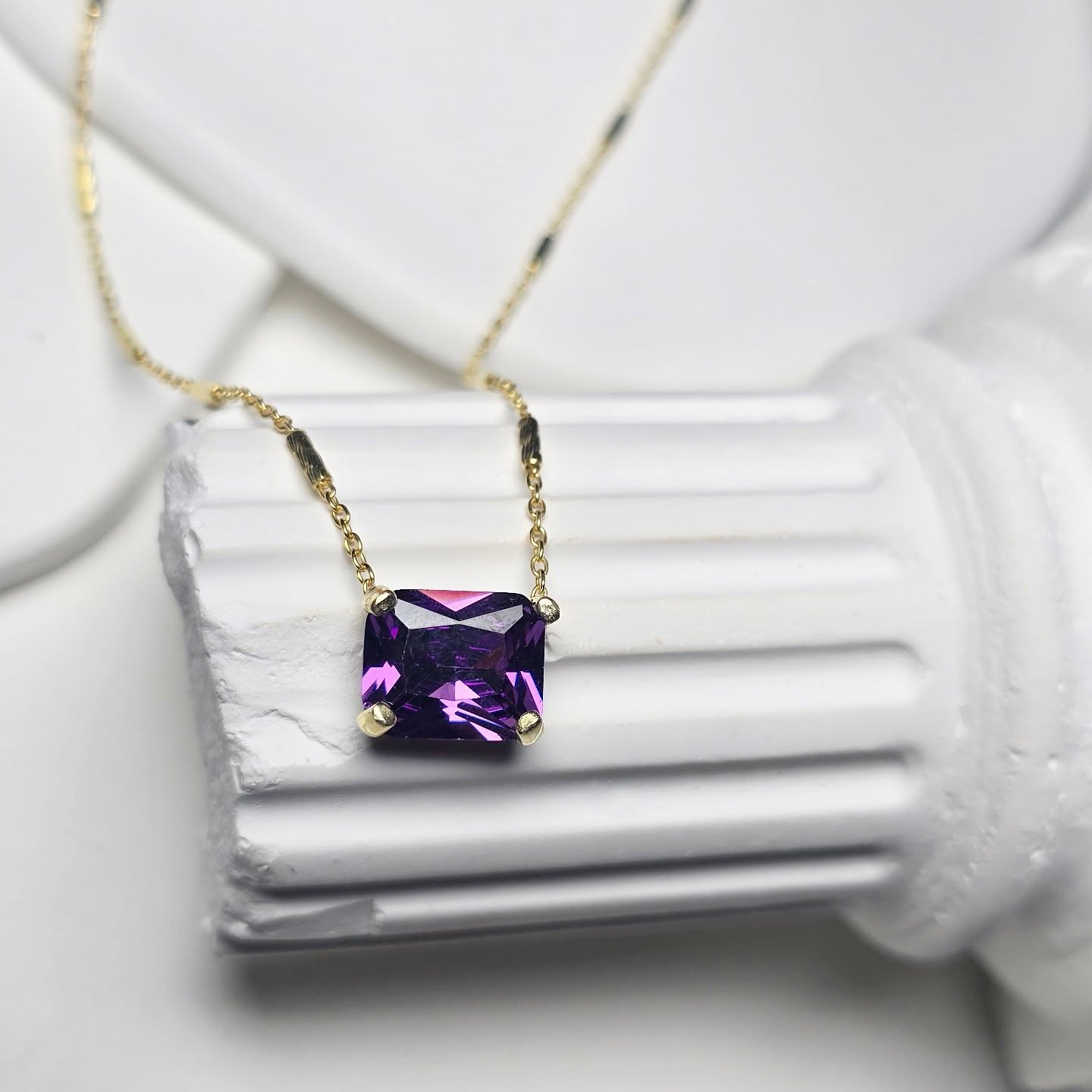 Caterina
Länge: 45 cm
Anhänger: Violetter Zirkoniastein
Material: Sterling Silver 925 - 14 Karat gold plated
Bei Interesse schreibt uns - DM 📨
#machic #edelsteine #frühling #silberschmuck #silver #jewelry #925silver #vergoldet #schweiz #necklace #goldjewellery #halskette #kreation #jewellery #jewelry #machic #armkette #armband #schweiz #zürich #einzelstück #silberschmuck #schmuck #versand #bracelet #choker #silver #silber #925silver #charm #deutschland #edelsteine #925silber #individuell #edelstahl
