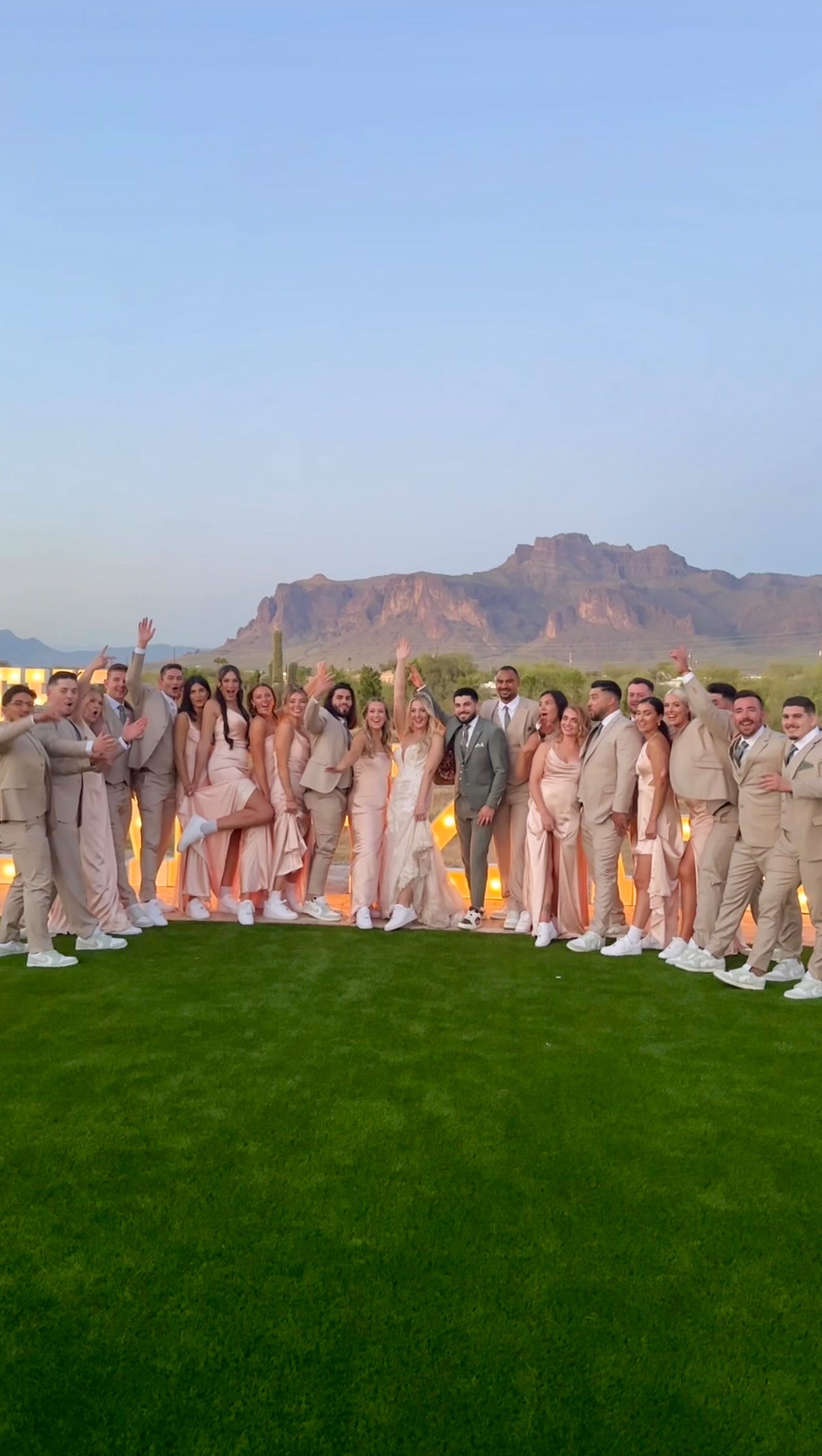 We love unique bridal party gift ideas 😍
•
📸🎥photo & video: @dreahphotography @dreahvideography
🤳content: @idocrewcontent @travelwithtaters
👰🏼♀️bride: @ashleigh__ann
🎀💄 hair & makeup: @beautybyemily_az
👗dress: @blushing_bride_btq
📍venue: @desertviewweddings
🎂cake: @pieceofcakeaz
✍️planner: @kristamarieevents
🥂bartender: @shakeitupbartending
🎶dj: @ray.the.dj
🍽️catering: @aioligormetburger
💡marquee letters: @desertsageaz
🍾champagne wall: @champagne_walls_phx
•
#weddingcontentcreation #azweddingcontentcreator #idocrewcontent #arizonaweddingcontentcreator #weddingparty #weddingtrend