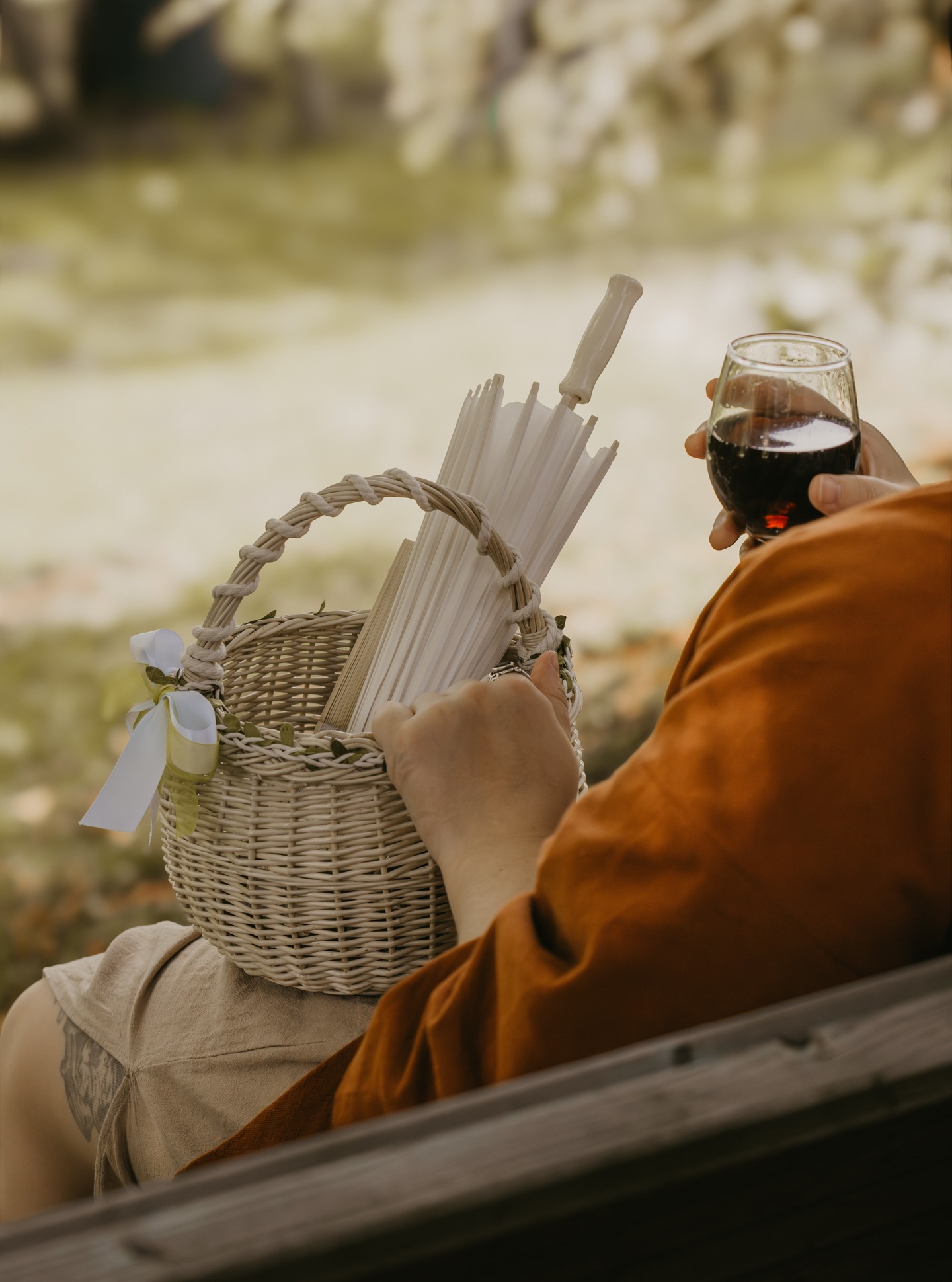 ✨ Un instant suspendu, entre élégance et douceur.
Un verre de vin, un panier d’ombrelles, la promesse d’une journée de mariage ensoleillée. 🌿🍷🤍
Imaginez vos propres souvenirs capturés avec cette même authenticité.
Mon agenda d'automne est ouvert, n'hésitez pas à me contacter pour vos projets ou évènements !
#mariage2025 #photographemariage #detailsdemariage #souvenirsintemporels #weddingdetails #photographevendee #instawedding #vinsetamour #momentdoux #artdelinstant