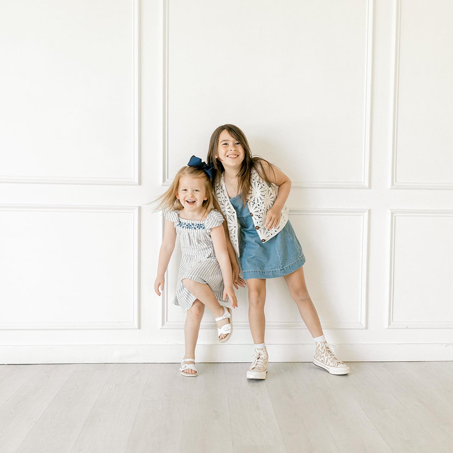 Fun extended family session at @thelumenroom Fort Worth: Panther Island from this summer! I’ve photographed @mynameisjerica with her in-laws and now her side of the family and it’s been so fun both times. She’s been a patient and consistent client these last few years- and I say this because I had to text her at 3am the morning my dad passed to reschedule our session that was supposed to be later that day and she responded with nothing but kindness and care for me. Then weather messed up or reschedule date. So, after coordinating everyones schedules, 4 months after our original session date we finally got to make it happen. And I’m so glad we did.
—
#dentonphotographer #dfwfamilyphotographer #ftworthfamilyphotographer #dallasfamilyphotographer