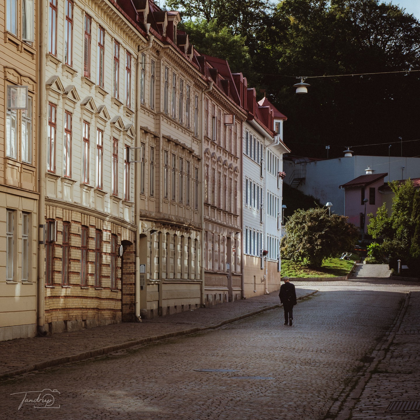 Street-fotografering handler om at fange øjeblikke, stemninger og detaljer i byens rum. 🏙️
Læs mit nyeste blogindlæg på TandrupPhotography.dk med både lidt historie og tips til indstillinger – herunder hvordan du kan skabe et retro look i Lightroom med Fujifilm-profiler og klassiske justeringer. LINK I BIO.
-
-
-
#retrolook #streetphotography #urbanshots #lightroomediting #citylife #analogstyle #documentaryphoto #retroaesthetic #fotoinspiration #visualstorytelling #göteborg #street-fotografering #everydaylife #streetshot #capturestreets #filmlook #analogvibes #cityphotography #lightroomtips #retroedit #streetdetails #urbanexplorer #creativephotography #moodytones #classicchrome #fujifilm_nordic