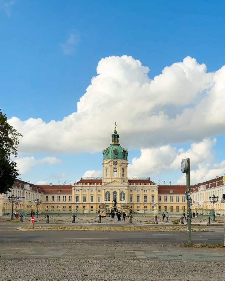🌌
Across the sea, on the other side of a picture-like land,
There’s something truly special about that moment when art makes someone stop in their tracks.
There’s something so endearing about seeing people walk away smiling with my painting in their hands.
Being able to casually spend a day like a picnic, chatting about art is such a lovely thing.
The people in Berlin showed such heartfelt interest in the paintings.
May the pieces that have traveled across the sea live on in new lives, creating new memories. 🤍
There were so many beautiful corners of the city that no small frame or short video could ever capture.
On the way home, a line from the book I was reading struck me—it felt just like my own heart describing the city.
Berlin, you filled my days there with warm memories. 🫶🏻
Thank you to everyone who stopped by and chatted with me. I’m so grateful to @kunsthand_berlin for giving me the opportunity to be part of such a beautiful place.🌹
-
바다 건너 그림 같은 곳 저편에서
가던 길을 멈추고 바라보는 그 느낌이 좋다.
그림을 손에 쥐고 들뜬 표정으로 뒤돌아 떠나는 모습 너무 사랑스러워.
소풍 가듯이 나와 무겁지 않게 그림에 대해 얘기할수 있는것도 아주 멋진 일인걸.
그림에 정말 많은 관심을 보여준 베를린 사람들.
바다 건너 떠나간 그림들이 또 다른 삶 속에서 새로운 기억으로 남기를. 🤍
작은 프레임과 짧은 비디오에 다 담을 수 없었던 도시 구석구석.
돌아오는 길에 읽던 책에서 내 마음 같던 구절이 튀어나왔다.
지낸동안 따뜻한 기억만 한가득 남겨준 베를린. 🫶🏻
벌걸음을 멈추고 이야기 나눌 수 있었던 모든 분들 감사합니다.
예쁜 장소에서 함께할 좋은 기회를 준 @kunsthand_berlin 정말 고마워요. 💝
#베를린 #츤데레 #사랑스러워 #가슴속에 #소중히 #눌러넣고 #Berlin #kunsthand_berlin #kunstalleecharlottenburg #charlottenburgpalace