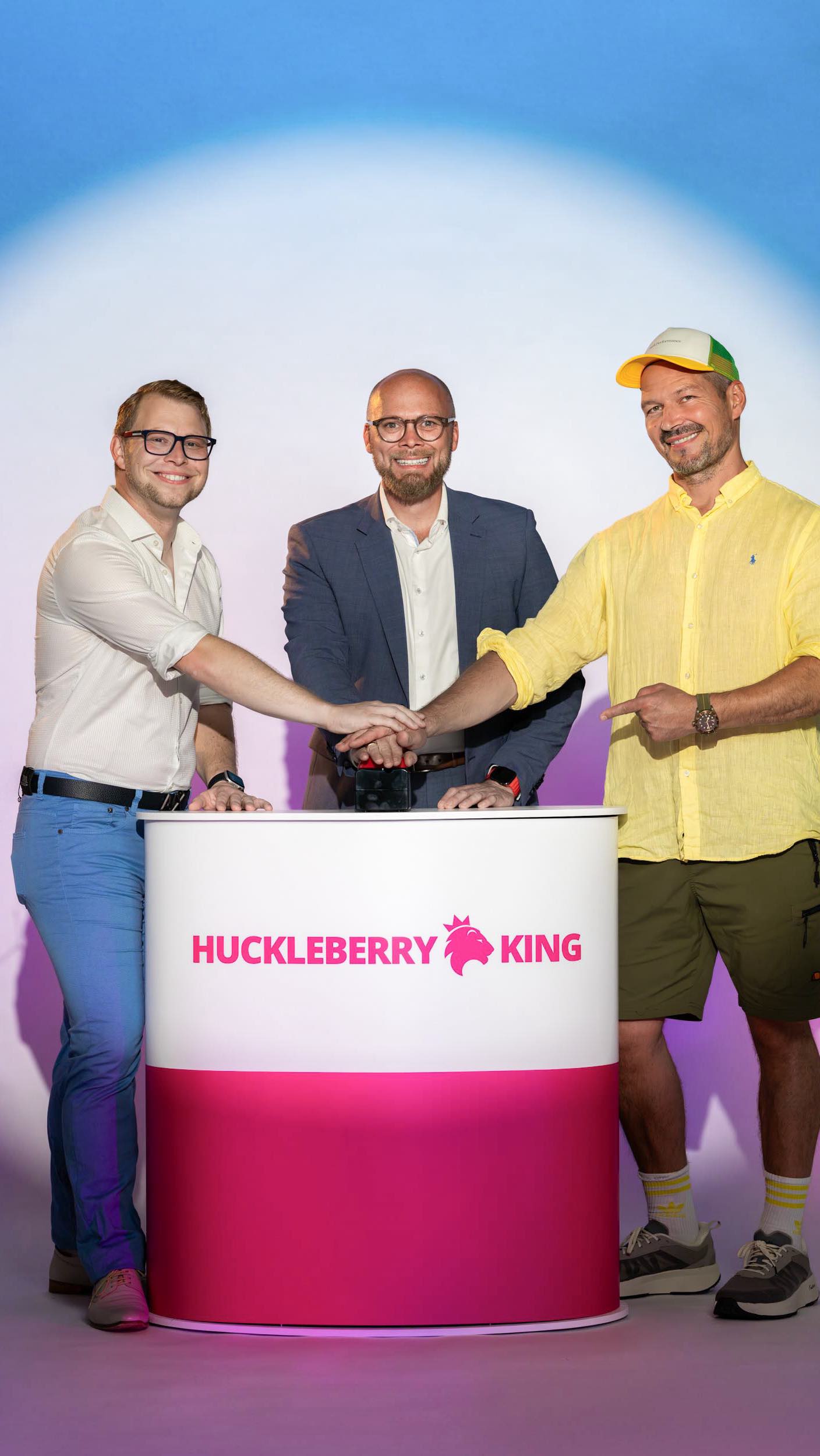 Azubigram ist ONLINE! 🥳🚀
Das neue Azubi-Portal „Azubigram“ bringt Schüler und Firmen zusammen.
Eingeweiht wurde die neue digitale Plattform vom bayerischen Digitalminister @dr_fabian_mehring_mdl und @matze.stark , die Huckleberryking im Studio besuchten.
Die Agentur Huckleberryking realisierte die gestalterische und technische Umsetzung der Website! 🎥📸
Also klickt rein und entdeckt die Plattform für alle Azubi-Themen im Donau-Ries!
➡️ https://www.azubigram.com/
#azubigram #huckleberryking #donauriesaktuell #donauries #donauwörth #azubi #digitalminister