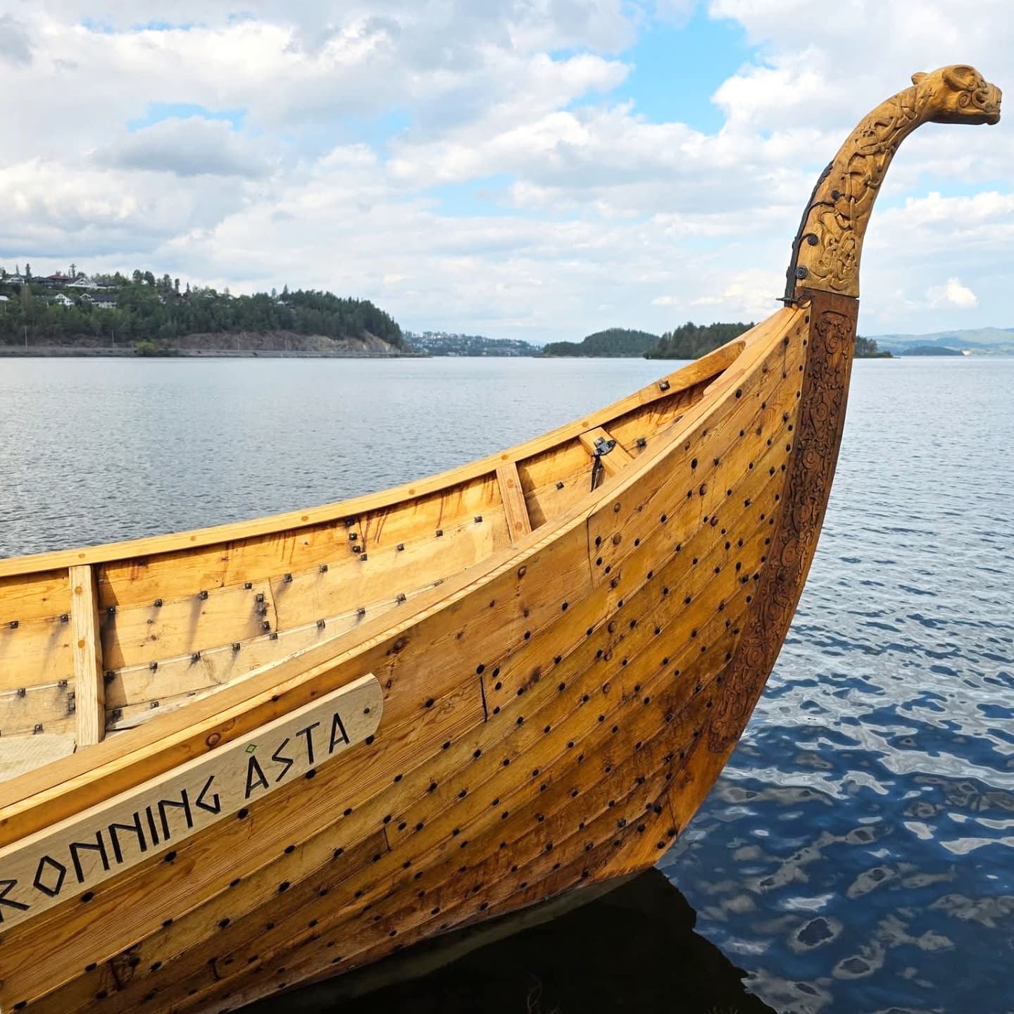 Latest photos of the Viking ship Queen Asta (Dronning Åsta) built by the Hardraade Viking Ship Association. 🐲
On August 30th, we witnessed a historic moment when she was launched into Steinsfjorden.
And now she is resting confortably in the fjord and looking forward to upcoming adventures. 🪓
Photos: Ole Anders Moskaug
#hardraade #vikingship #norway #vikings #boatbuilding
