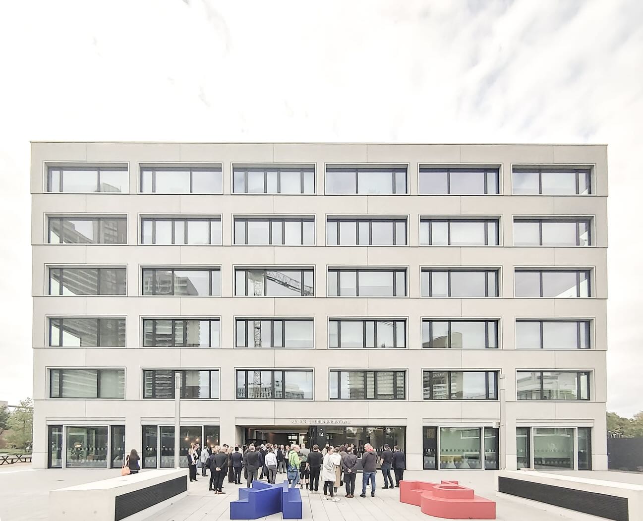 Heute wurde unser Projekt Servicehaus des Kölner Studierendenwerks feierlich eröffnet. Danke an das ganze Team, an die Partner von #ernst2architekten für die wieder einmal gute Zusammenarbeit. Dank an Ministerin #inabrandesnrw für die Lob und Anerkennung am heutigen Tag und an das #koelner_studierendenwerk für den gemeinsamen Weg und die Ausgestaltung des heutigen Tages.
#architektur #architecture #arquitectura #fassade #köln #baukultur #innenhof #patio #welovewhatwedo
