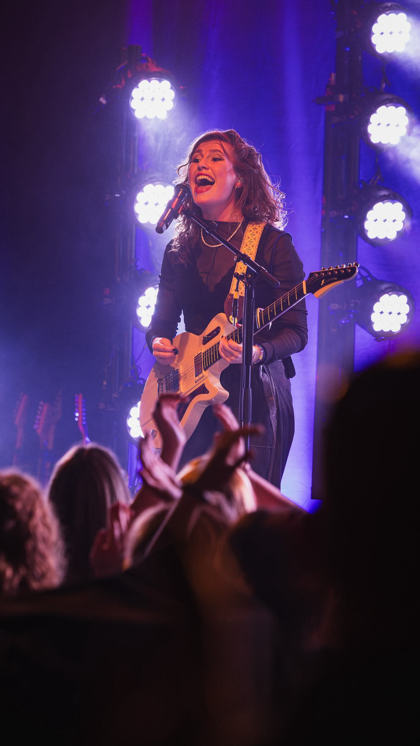 Life moves fast ✨ Don’t forget to slow down
De momenten die je meemaakt, vliegen voorbij.
Een concert, een mijlpaal, een blik in het publiek en voor je het weet is het weer geschiedenis.
Juist daarom leg ik deze momenten vast: zodat je ze niet alleen kunt herinneren, maar ook kunt herbeleven.
En ja, soms gewoon als muziekliefhebber vanuit de zaal 😉
Wat is jouw mooiste herinnering die je zou willen terugzien alsof het gisteren was?
#concertfotografie #livemusic #concerts #bandfotografie