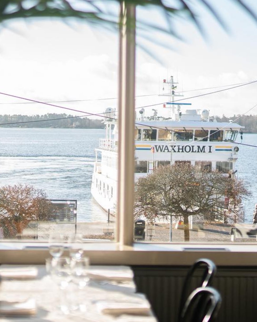 Vattnet utanför, värmen innanför. Vi vågar kalla det den bästa kombon. 🌊 ✨
På Verandan möts lugnet från skärgården med vänner, skratt och solnedgångar som smälter in i minnena.
Oavsett om du sitter med en bok, gott sällskap, eller partar loss så blir upplevelsen här oförglömlig.
Välkommen att äta hos oss!
Du kan såklart även boka rum hos oss via länken i vår bio.👈🔗
