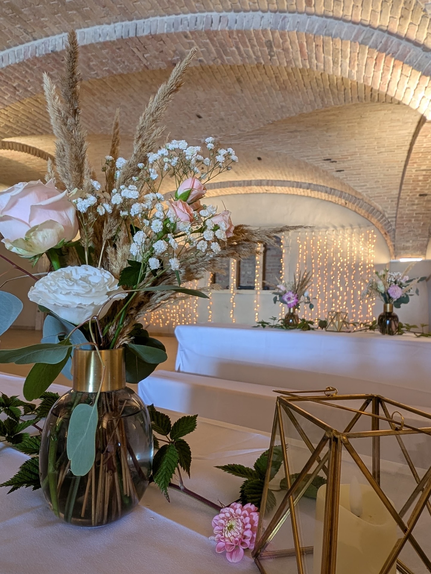 Hochzeitszauber in der Ruine Markgrafneusiedl ✨💍
Wo Geschichte auf Liebe trifft, entsteht ein ganz besonderer Zauber. Zwischen alten Mauern, zarten Blüten und festlicher Stimmung durfte dieses Paar seinen großen Tag feiern und wir durften uns um Deko und Floristik kümmern. Romantisch, einzigartig und voller Herzmomente. 🤍🌿
#Hochzeit #RuineMarkgrafneusiedl #Hochzeitsdeko #Hochzeitsfloristik #Hochzeitsblumen