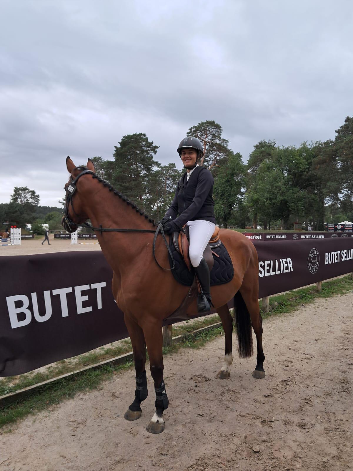 De la peur à la confiance ✨
Il y a 5 mois, Manon à commencé la préparation mentale avec un objectif : les championnats de France à Fontainebleau 🏆
Mais au départ… il y avait beaucoup de freins : peur de tomber, peur de mal faire ou de blesser son cheval, anticipation des refus, doutes, crispation, remise en question…
👉🏻 En 7 séances à distance, nous avons travaillé ensemble :
✔️ ses croyances limitantes
✔️ la respiration & la détente
✔️ la gestion des émotions
✔️ la confiance en elle & en son cheval
Résultat : objectif atteint haut la main : double sans faute, en étant sereine, confiante et surtout dans le plaisir ! 🥰
Un grand bravo Manon pour ton parcours et ta confiance !
Toi aussi tu veux te libérer de tes peurs et performer avec plaisir ? Découvre la préparation mentale lors d’une séance découverte : lien en bio ☺️