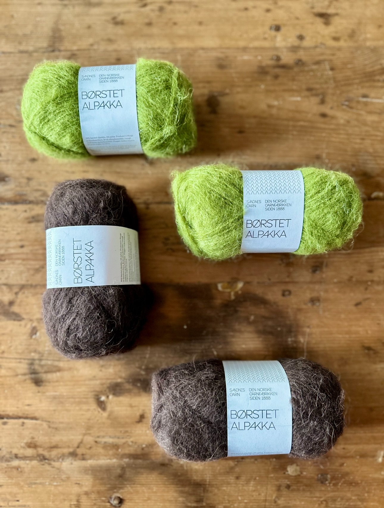 Wir haben neue Farben von @sandnesgarn für euch im Laden & online:
🧶 Børstet Alpakka in 3082 Mørk Brun & 9564 Matcha
🧶 Sunday in 4381 Dark Fudge & 5824 Provence Blue
🧶 Poppy in 3400 Chocolate Chip Cookies
🧶 Tynn Peer Gynt in 3082 Mørk Brun & 3085 Mørk Brun/Natur Tweet
🧶 Fritidsgarn in 4071 Mørk Brunmelert
Die tollen Farben sind perfekt für eure neuen Herbstprojekte.
Habt ihr schon einen Favoriten?