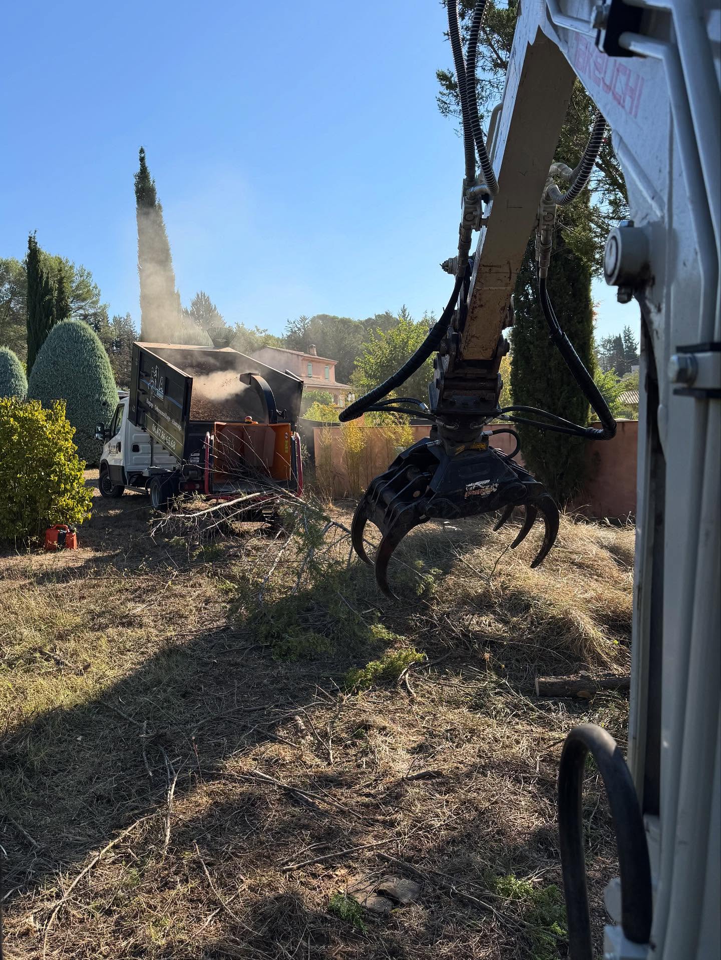 Abattage d’une haie de cyprès dépérissante sur Draguignan, nous répondons à toute vos demandes.N’hésitez à nous contacter !!!
#élagage #treeworker #miniexcavator #takeuchi @intermercato.sweden @dmtp83480 @axxo_equipement_sud_est @forst_woodchippers #travauxforestiers