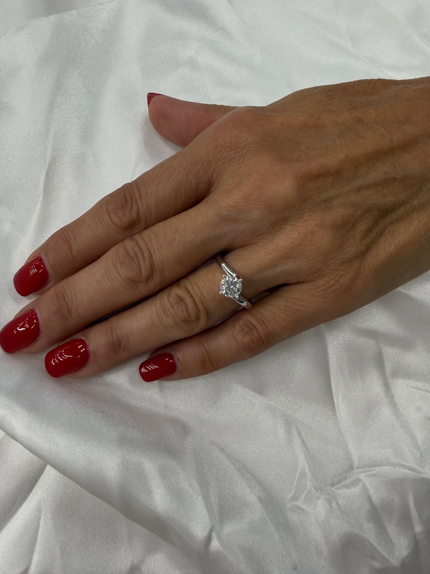 Anello solitario realizzato nel nostro laboratorio con diamante certificato GIA da ben 1.00 carati con montatura ovviamente in oro bianco 18kt.
Disponibile anche in diverse carature.
Visita il nostro sito web, link in bio 👆
Ti aspettiamo in negozio, solo da Gioielleria Corna!
#anelli #oreficeria #gioielleria #oro18kt #gold #jewellery #viral #handmade #anellosolitario #diamante #gia