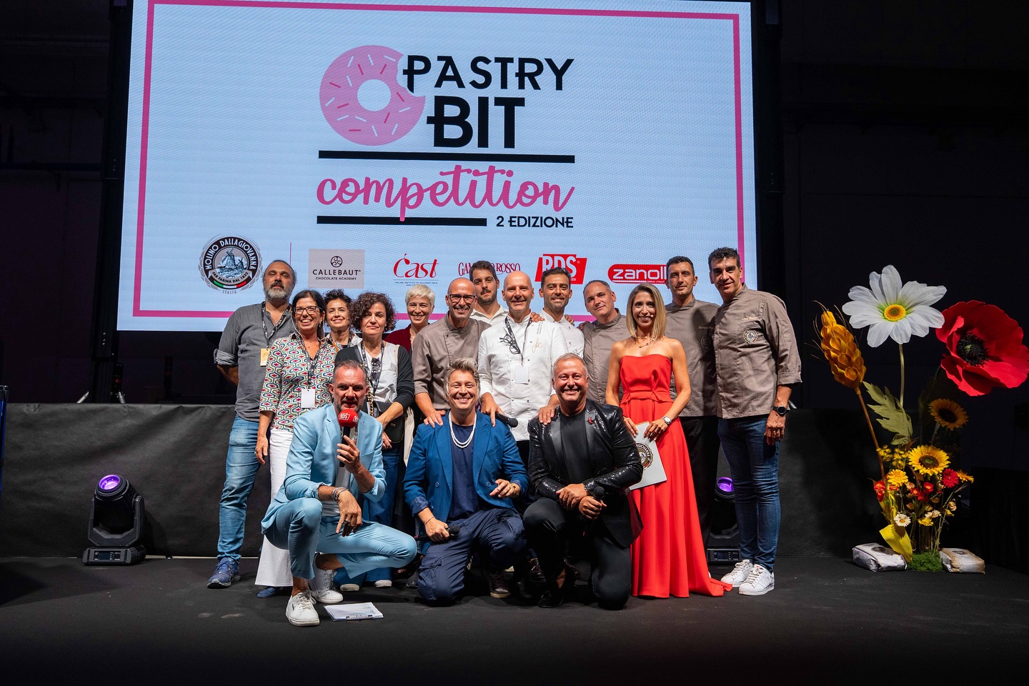 “Festa dei Granai 2025”
Appuntamento immancabile, giornata stupenda tra “Pastry Bit Competition”, visite al nostro Molino, premio “Chicco d’oro” e molto altro 😍
Vincitore Pastry Bit Competition
Antonio Costagliola @antoniocostagliola_pastrychef
Complimenti a tutti i partecipanti:
Chiara Cordella @chiaracrd84
Gabriele Fattizzo @pastrychef_gabriele.fattizzo
Lorenzo Crocifoglio @lorenzo_crocifoglio
Giorgio Derme @gd_pastry
Luca Maltauro @maltauro_luca
Alessia Giornetta @alessia_giornetta
Aldair Husic @aldair_pastrychef
Juri Scarpellini @juri_scarpellini
I vincitori del Chicco d’oro:
- Biscottiero: Azzali Fabio
- Taylor: Scrocchi Roberto
- Grano di Forza: Ferrari Giorgio
- Panificabile: Azienda Agricola Casa di Ferro
TESTIMONIAL D’ECCEZIONE:
Leonardo Di Carlo -> @pastryconcep @leonardodicarloofficial
CON LA PARTECIPAZIONE SPECIALE DI:
Andrea Mainardi -> @andreamainardiofficial
Daniele Persegani -> @danieleperseganiofficial
Iginio Massari -> @iginio.massari
Achille Zoia
La Giuria del Pastry Bit Competition:
Leonardo Di Carlo -> @leonardodicarloofficial
Giuseppe Amato -> @giuseppeamatopastrychef
Denis Dianin -> @denis.dianin
Mattia Masala -> @mattimasala
Diego Poli -> @__diegopoli__
Jose Romero -> @joseromerobarranco
Stefania Pompele -> @stefaniapompele
Davide Brighenti
Mara Nucilla
Stefano Corrada
Alessandra Sogni
Francesca Romano Mezzadri
PARTNER DELL’EVENTO:
Media Partner-> @gambero_rosso
Media Tecnico -> @zanolliforni
Media Tecnico -> @castalimenti
Media Tecnico -> @callebautchocolateacademyit
Official Radio -> @rds_official