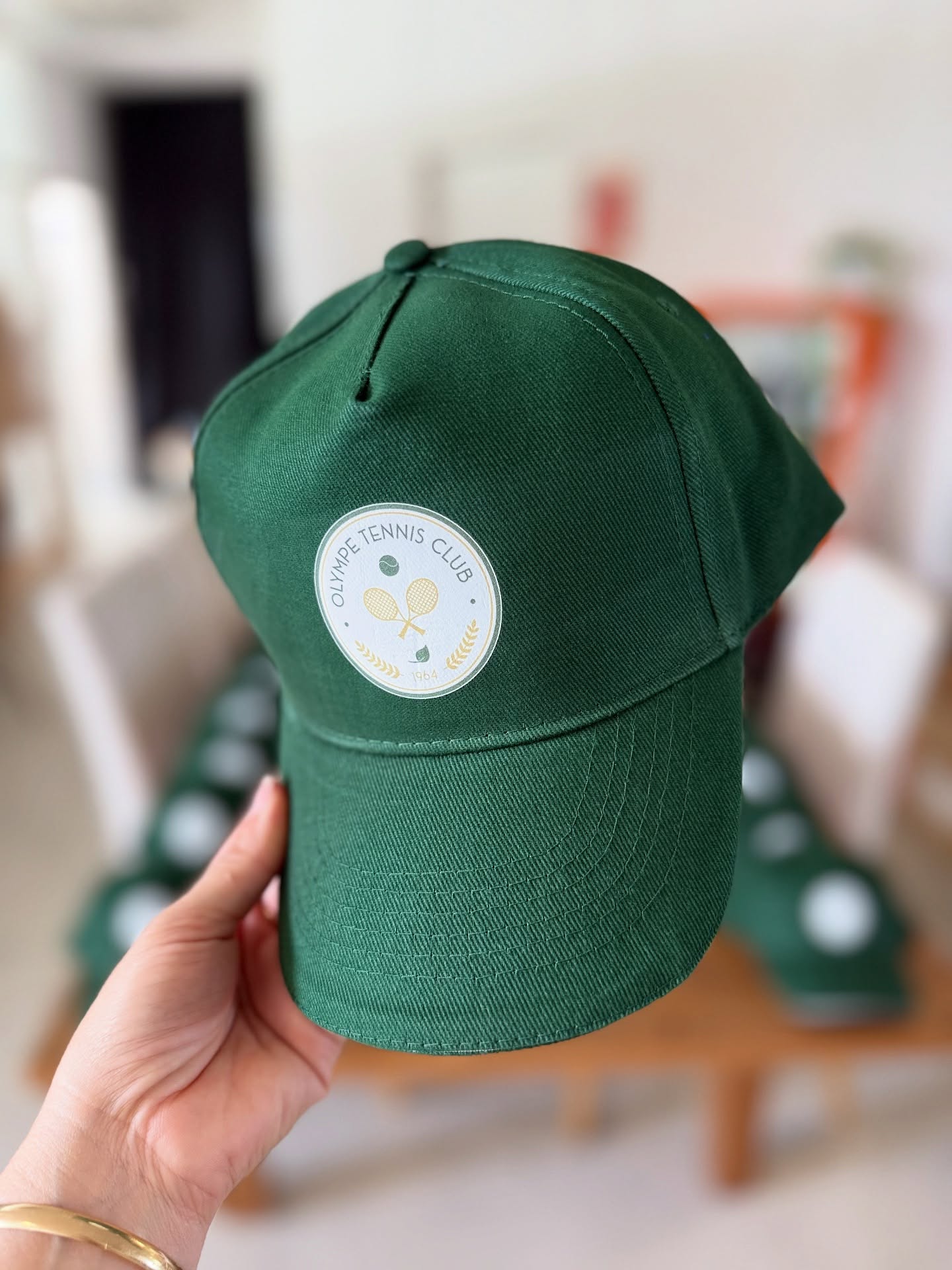 Nouveauté sur le terrain 🎾✨
Chez Luz & Nina, on ne s’arrête pas aux cadeaux perso du quotidien… On travaille aussi avec les pros !
Ces casquettes ont été imaginées spécialement pour un club de tennis 🎾, et c’est la preuve que TOUT est possible : logo, illustration, couleurs, petites touches créatives… aucune limite !
Que tu sois une marque, une boutique, une asso ou un club, ton projet peut prendre vie.
Alors, à quand le tien ? 😉
#luzetnina #personnalisation #casquettepersonnalisée #tennisclub #cadeauxuniques