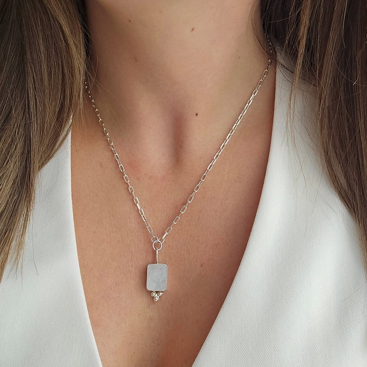 Cloé maxi ✨️
Länge: 47cm und kann auch beliebig kürzer getragen werden
Edelsteine: Mondstein
Material: Sterling Silver 925
Anhänger: Rechteckiger Mondstein
Halskette: Paperclip Chain
Verschluss: Karabiner
Bei Interesse schreibt uns - DM 📨
Alle Preisangaben 💵 findest du auf unserer Homepage www.machic.ch ✨️
Diese Paperclip Chain Goldkette mit einem rechteckigem Mondstein-Anhänger ist das perfekte Accessoire für alle, die zeitlose Schönheit lieben.
#machic #edelsteine #mondstein #silberschmuck #ootd #jewelry #925silver #vergoldet #schweiz #necklace #goldjewellery #halskette #kreation #jewellery #jewelry #machic #halskette #Schmuck #Kette #Anhänger #OOTD #Schmucktrends #Styleinspo #Modeinspiration #Schmuckliebe #LookOfTheDay #FashionDetails #JewelryOfTheDay #schmuckonline