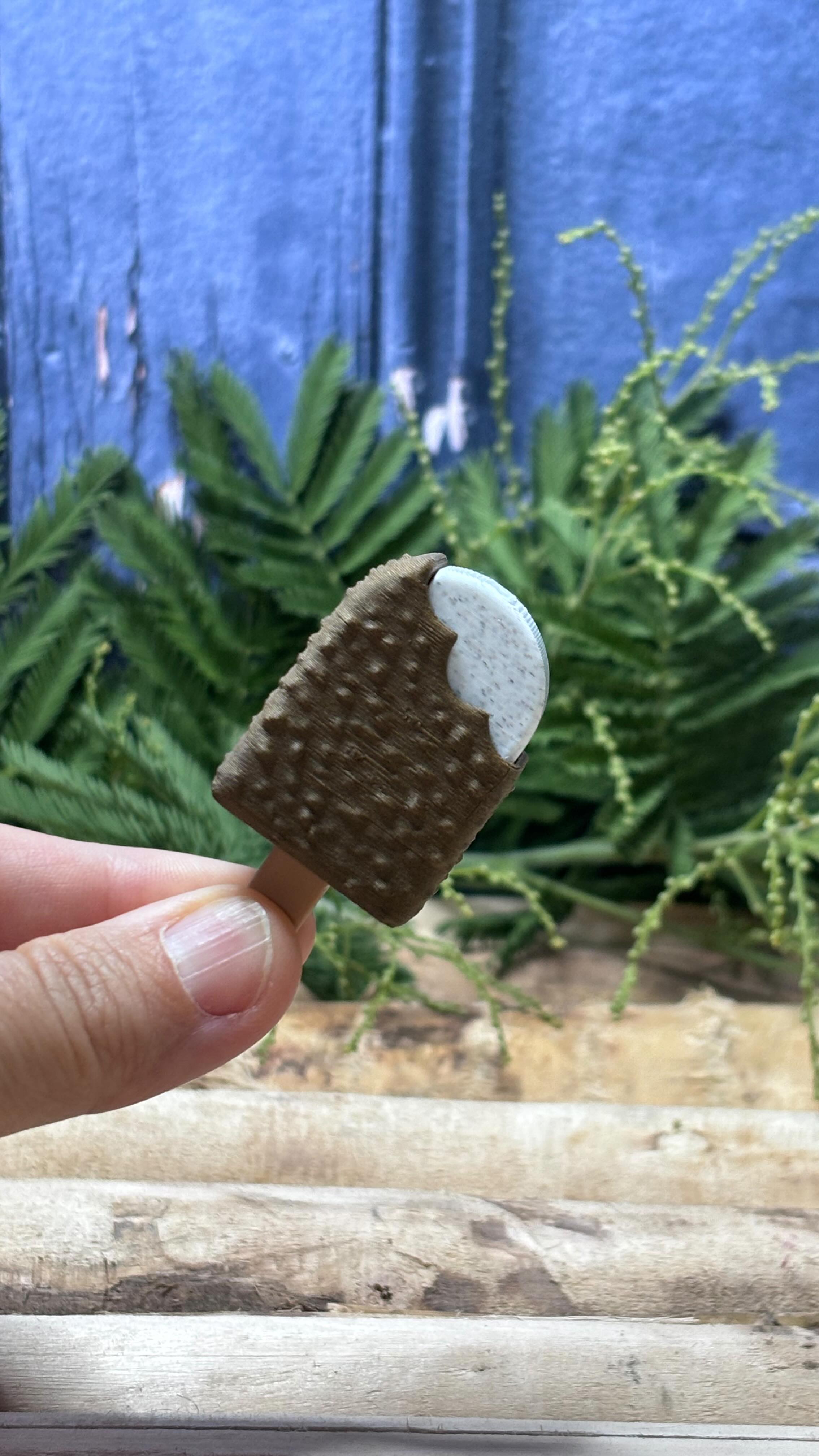 Quand j’étais petite, les goûters d’été avaient toujours un goût d’esquimau 🍦.
Croustillant dehors, fondant dedans… un vrai rituel gourmand.
Aujourd’hui, j’imprime en 3D Crousti Choco 🍫 dans mon atelier.
Un porte-clés gourmand et décalé, qui garde ce look réconfortant sans jamais fondre ni coller aux doigts 😅.
Un petit clin d’œil à ces douceurs qui nous font sourire, même en version mini.
— Et vous, c’était quoi la glace de votre enfance ? 🍦
#porteclesartisan #glacesdete #objetmignon
#ateliercreateur #faitmainaveccoeur #plaisirsimples